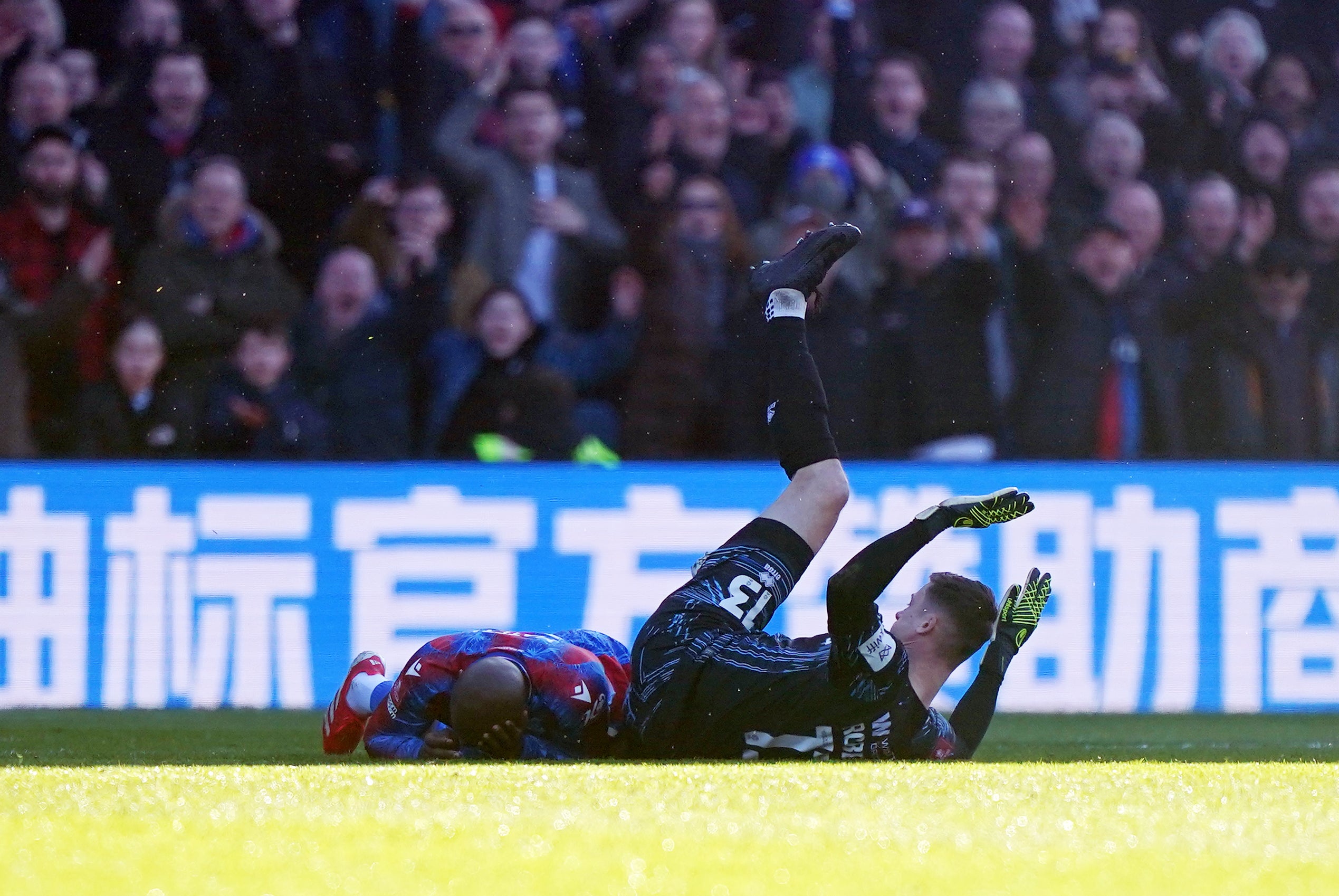 Il portiere del Millwall Liam Roberts sul pavimento con Jean-Philippe Mateta dopo la collisione