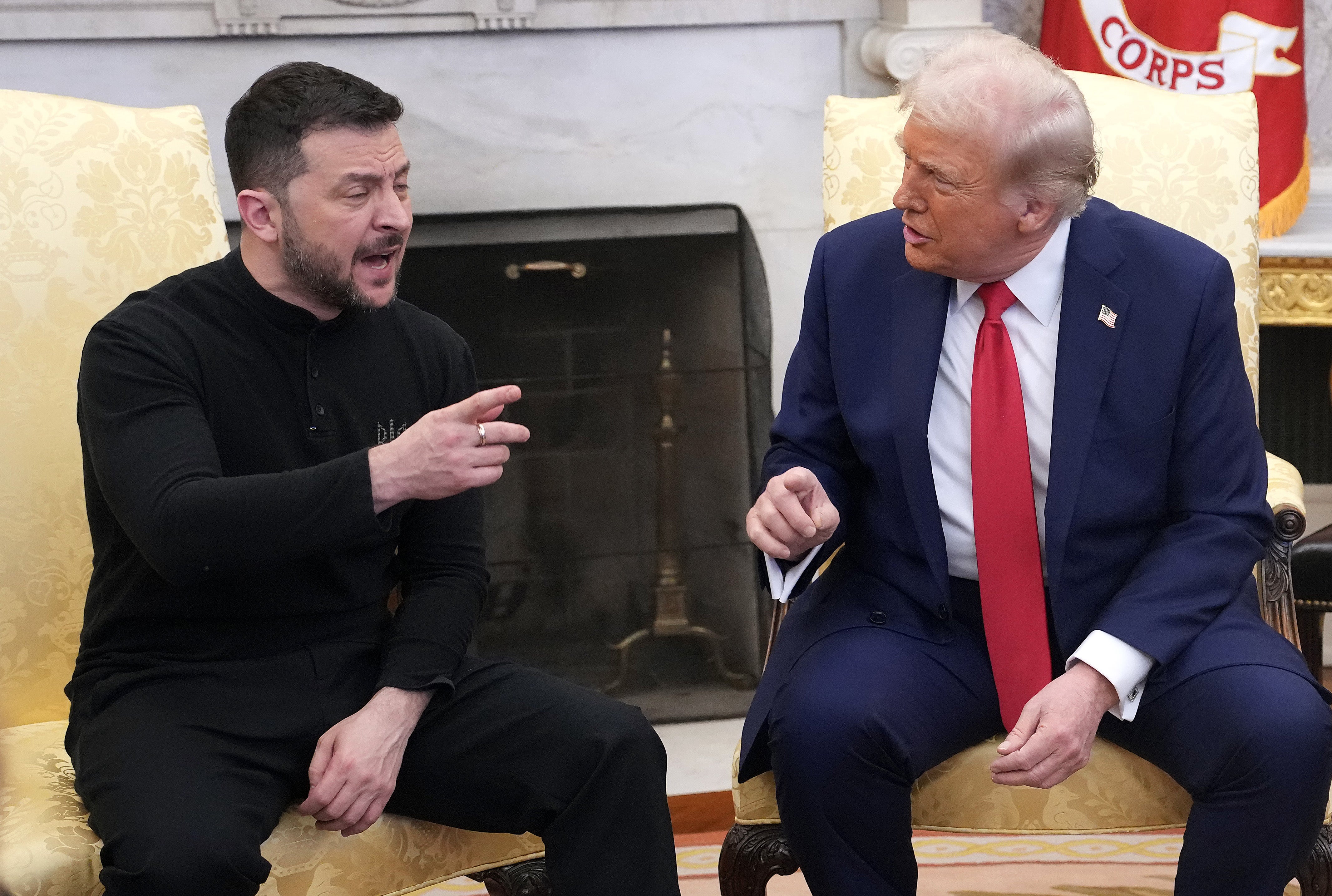 O presidente dos EUA, Donald Trump, e o presidente ucraniano Volodymyr Zelensky se reúnem no Salão Oval na Casa Branca em 28 de fevereiro de 2025 em Washington, DC. Sua discussão em frente às câmeras rapidamente deu errado quando começaram a discutir sobre a ajuda à Ucrânia e aos esforços diplomáticos para terminar a guerra com a Rússia