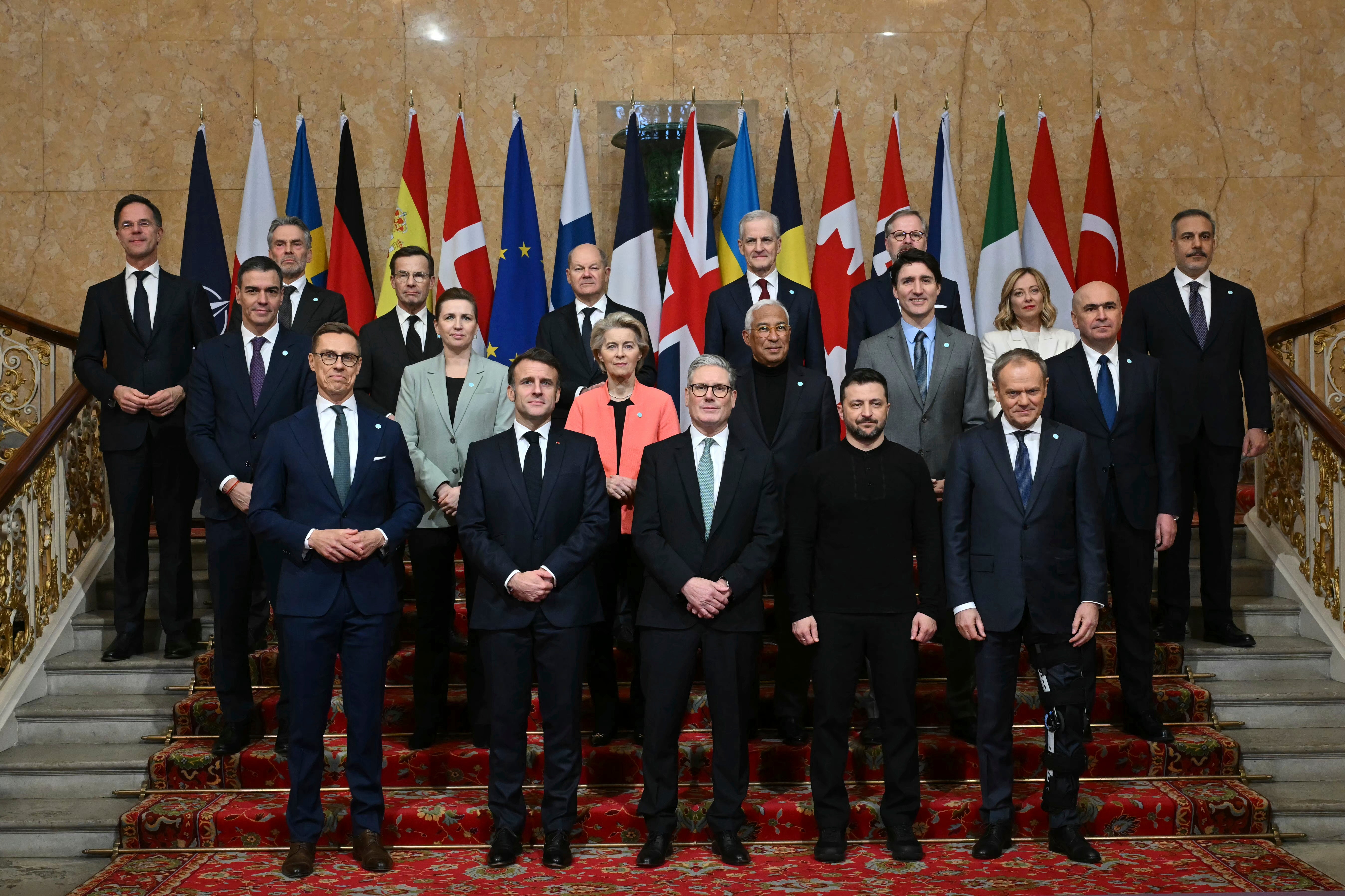 O primeiro -ministro da Grã -Bretanha, Keir Starmer, Front Center, hospeda a cúpula dos líderes europeus para discutir a Ucrânia, em Lancaster House, Londres