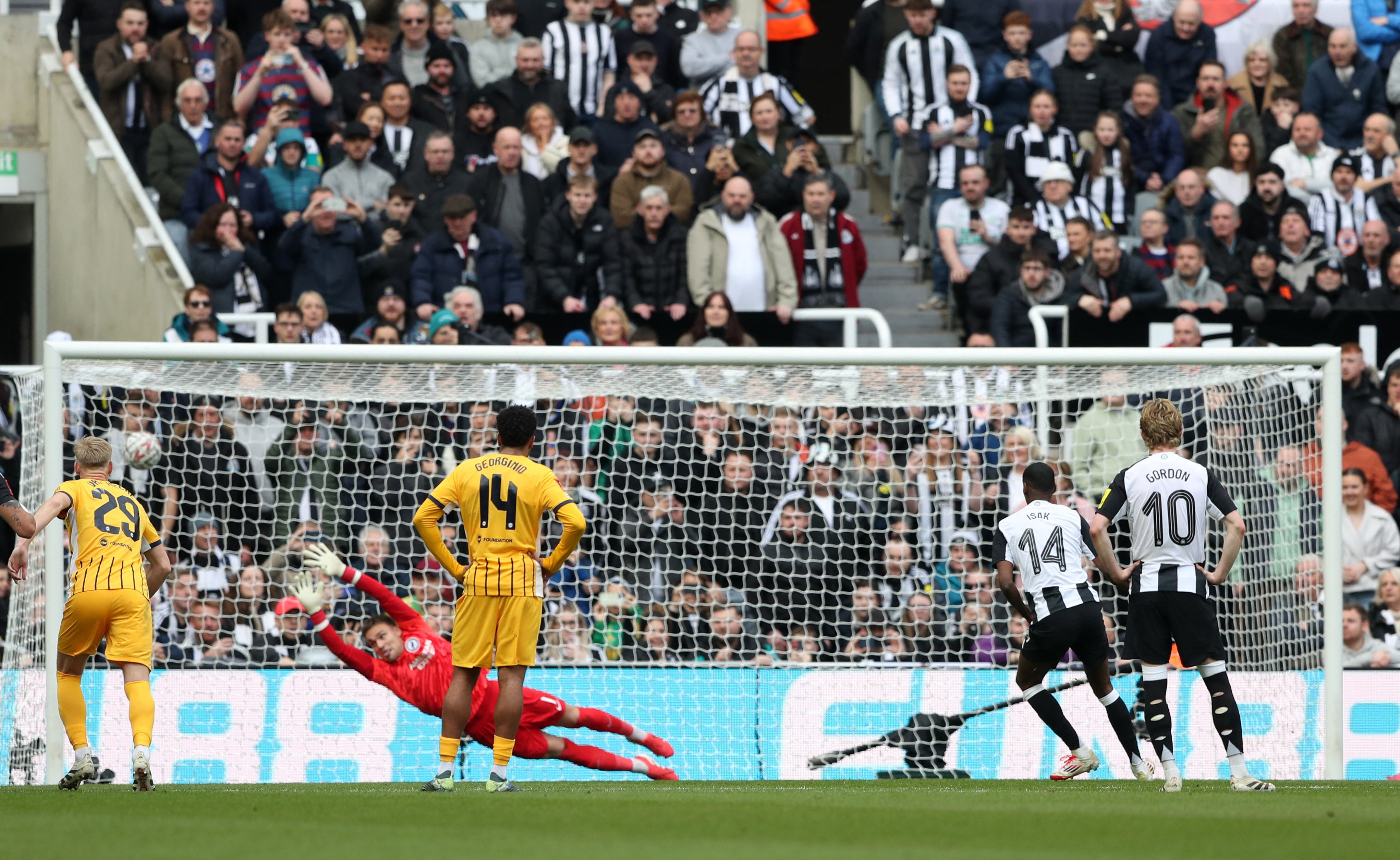 Alexander Isak ha messo il Newcastle davanti dal rigore