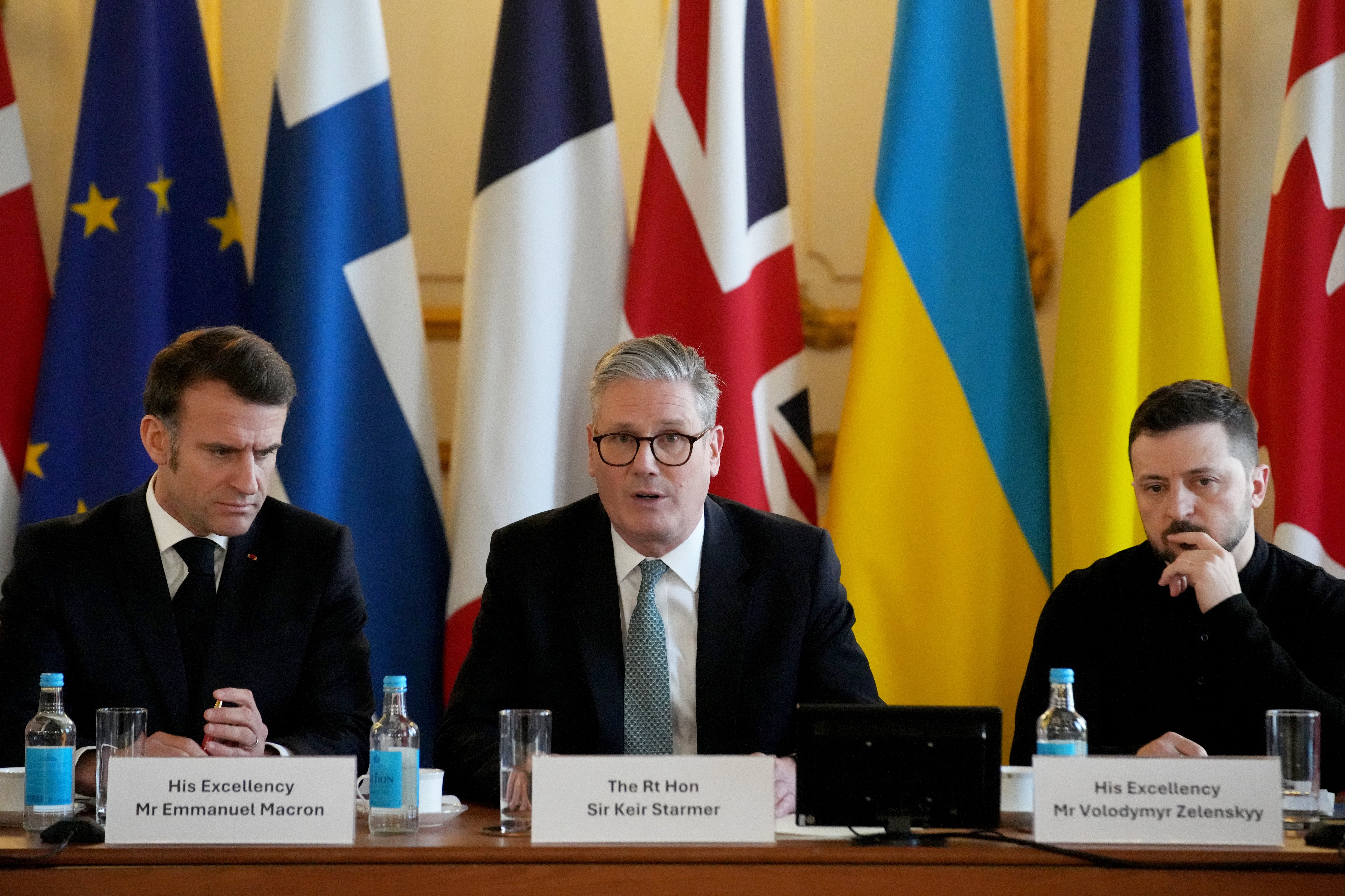 Sir Keir Starmer diz que a Europa enfrenta um momento de uma geração para reforçar sua segurança, pois é ladeado pelo presidente ucraniano Volodymyr Zelensky e pelo líder francês Emmanuel Macron em Lancaster House, Londres