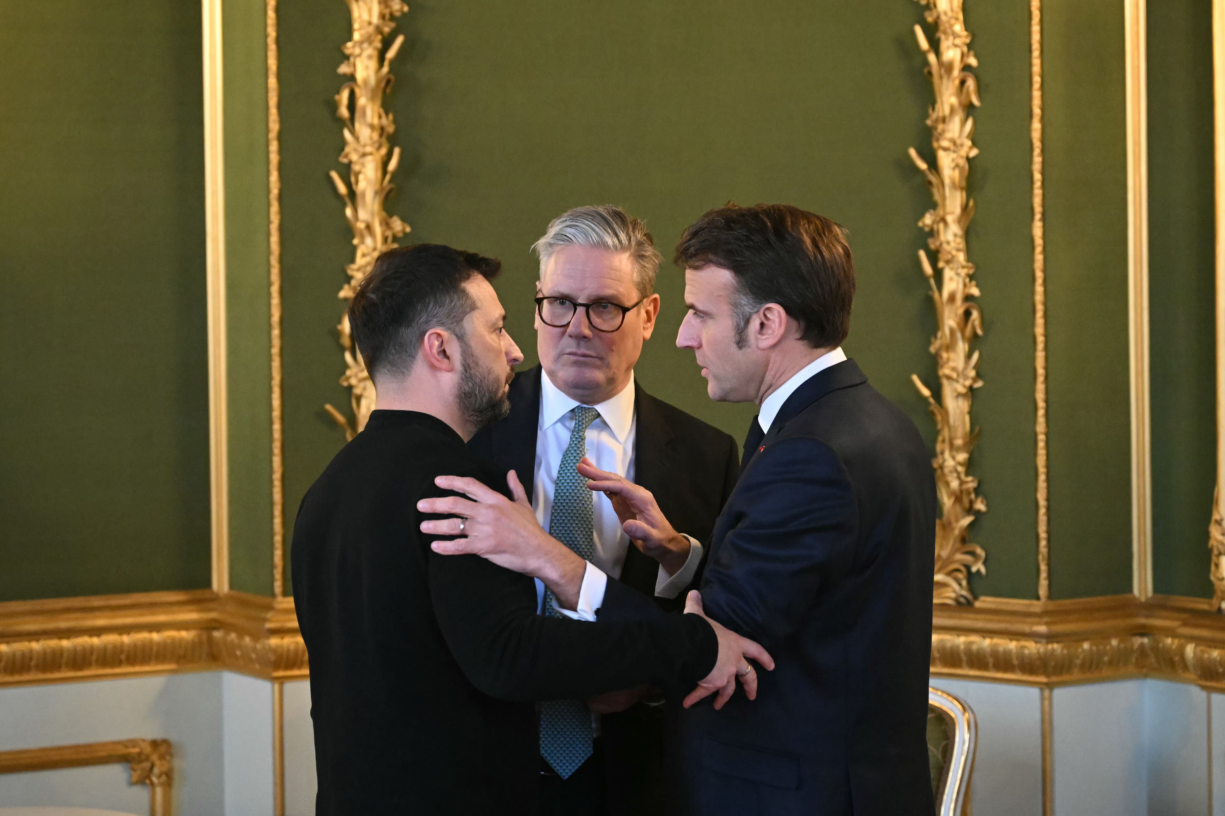 (l to r) Volodymyr Zelensky, Sir Keir Starmer and Emmanuel Macron talk during the defence summit (Justin Tallis/PA)