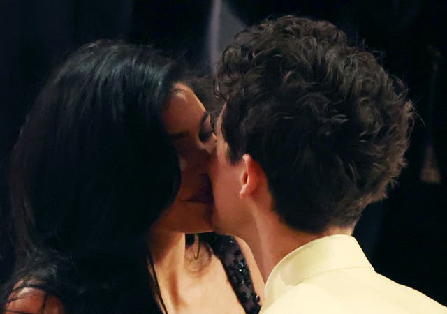<p>Kylie Jenner and Timothée Chalamet lock lips at the 2025 Oscars</p>