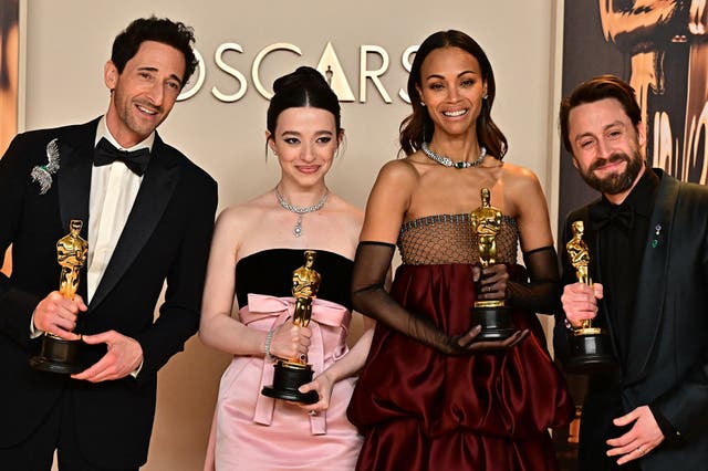 <p>Adrien Brody, Mikey Madison, Zoe Saldana y Kieran Culkin con sus premios Oscar</p>