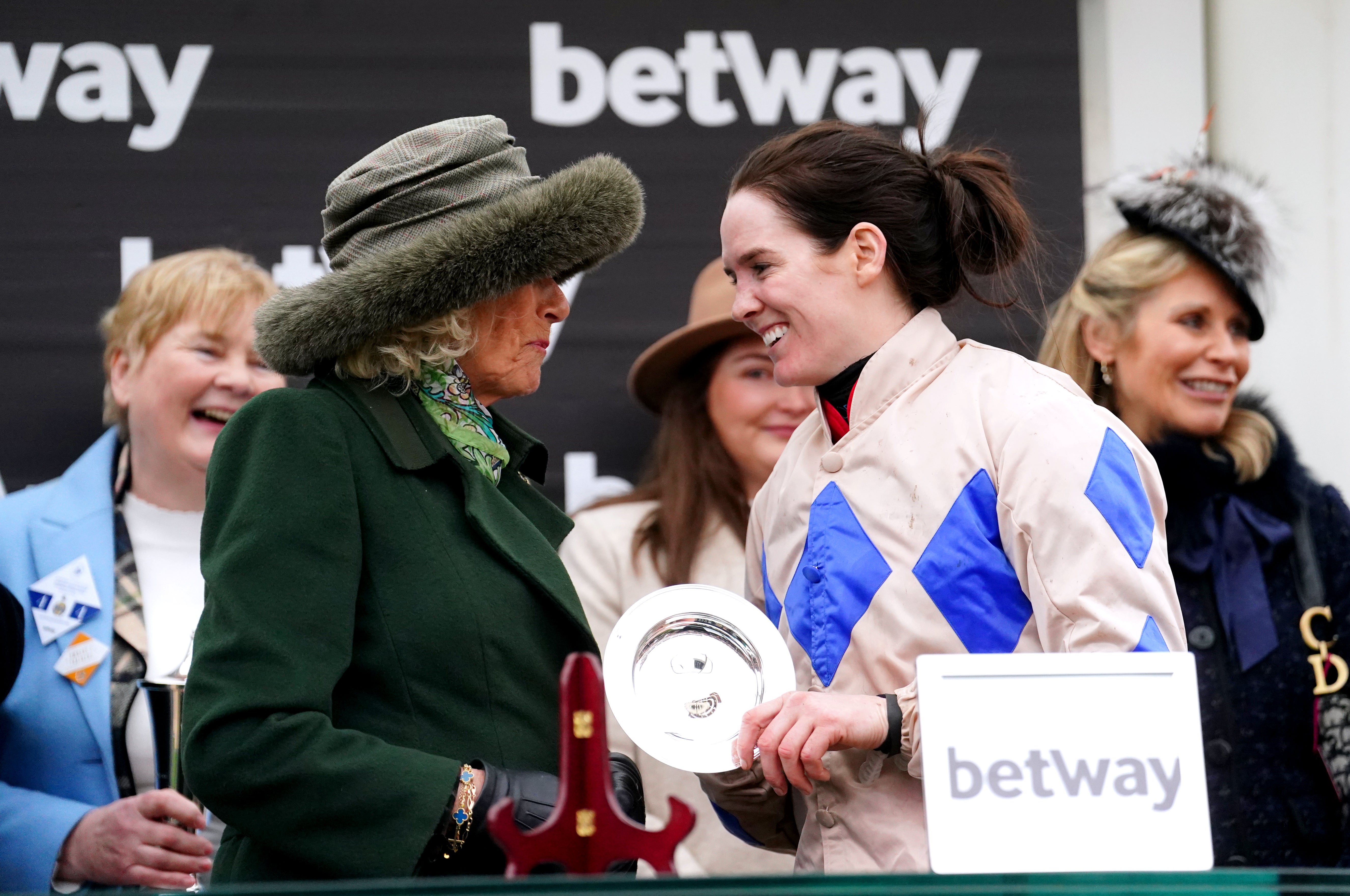 La regina Camilla ha presentato il trofeo a Blackmore dopo la sua vittoria nel campione della regina madre Chase