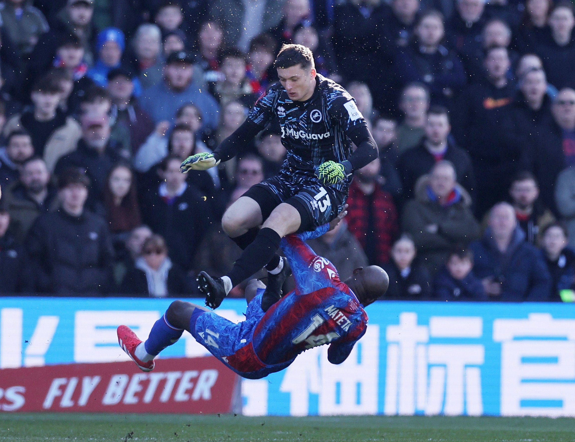 Liam Roberts di Millwall è stato espulso per una sfida pericolosa sul Jean-Philippe Mateta di Crystal Palace