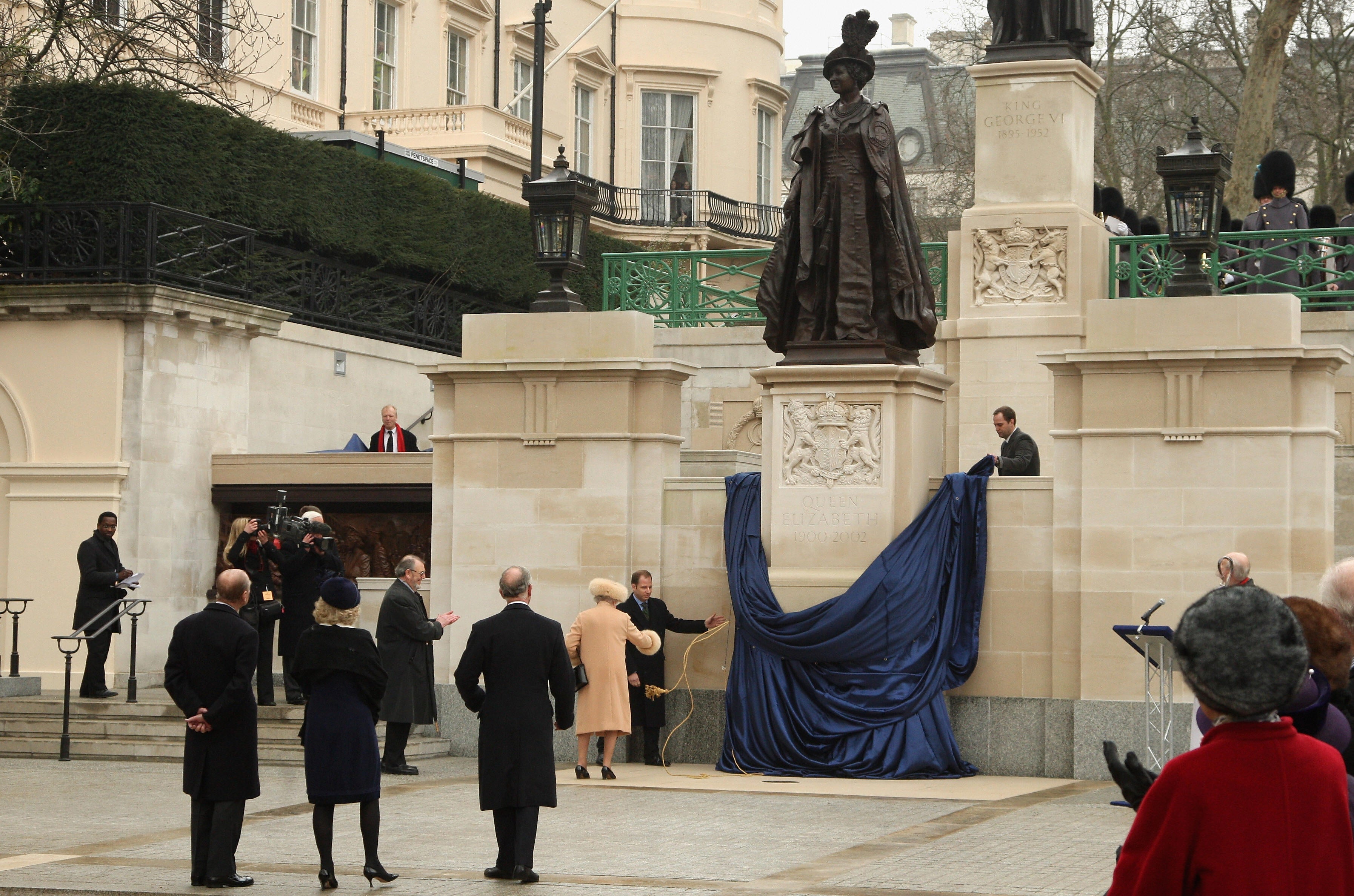 Queen Elizabeth II and members of the royal family attend the unveiling of a memorial to the Queen Mother in 2009