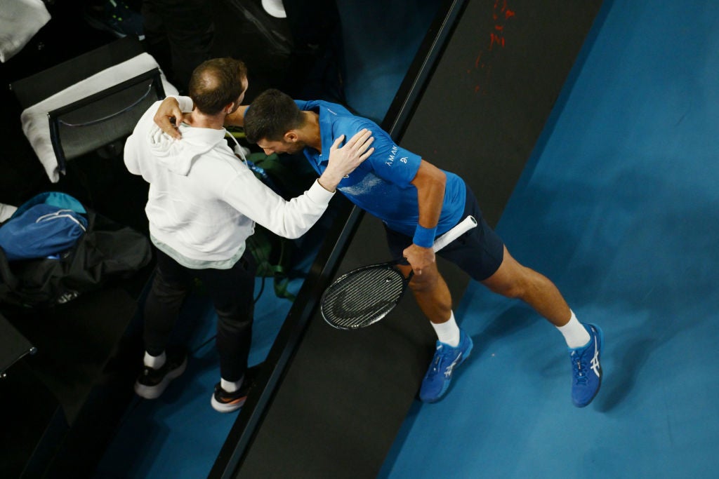 Djokovic e Murray condividono un abbraccio dopo la vittoria dei quarti di finale a quattro set del serbo su Alcaraz all'Australian Open