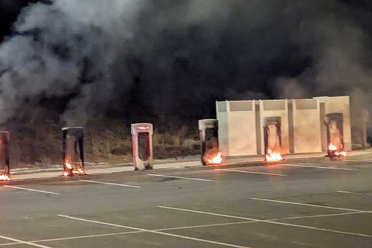 Tesla obyektlərinə hücumlar – DOGE ixtisarları və İlon Mask əleyhinə etirazlar artır