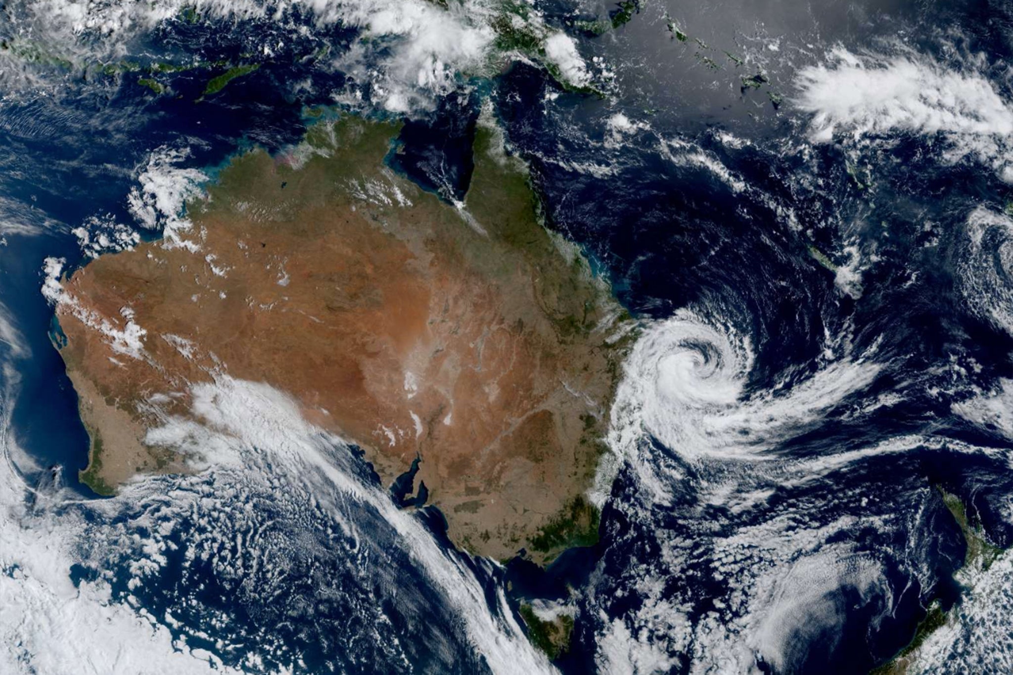 Cyclone Alfred is running to the Australian coast