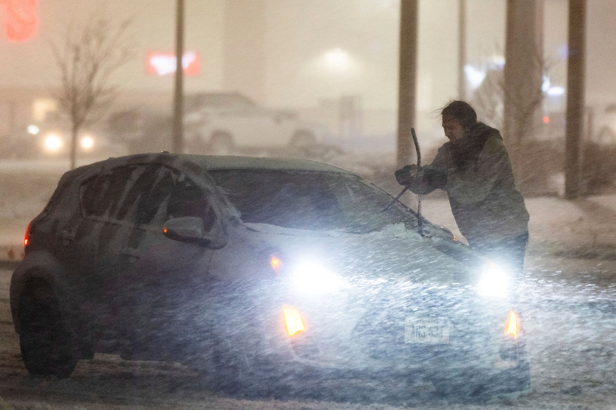 Powerful US storms create blizzard conditions and threaten to spawn more tornadoes