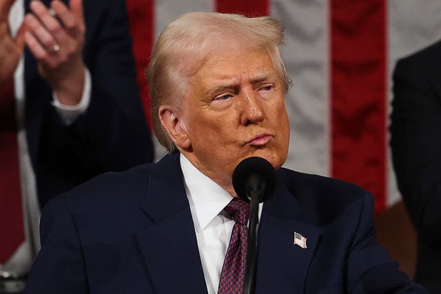 <p>El presidente de EE. UU., Donald Trump, pronuncia un discurso ante una sesión conjunta del Congreso. El discurso obtuvo una respuesta globalmente favorable de los televidentes, quienes, en cambio, reprobaron el comportamiento de los demócratas</p>