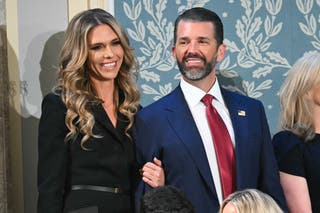 Donald Trump Jr chega com a namorada Bettina Anderson