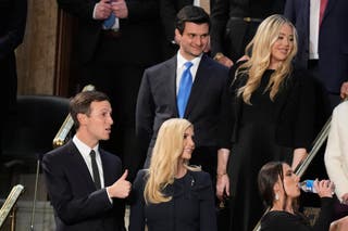 Tiffany Trump, a fila superior à direita, e seu marido Michael Boulos, Ivanka Trump, Primeira fila e seu marido Jared Kushner