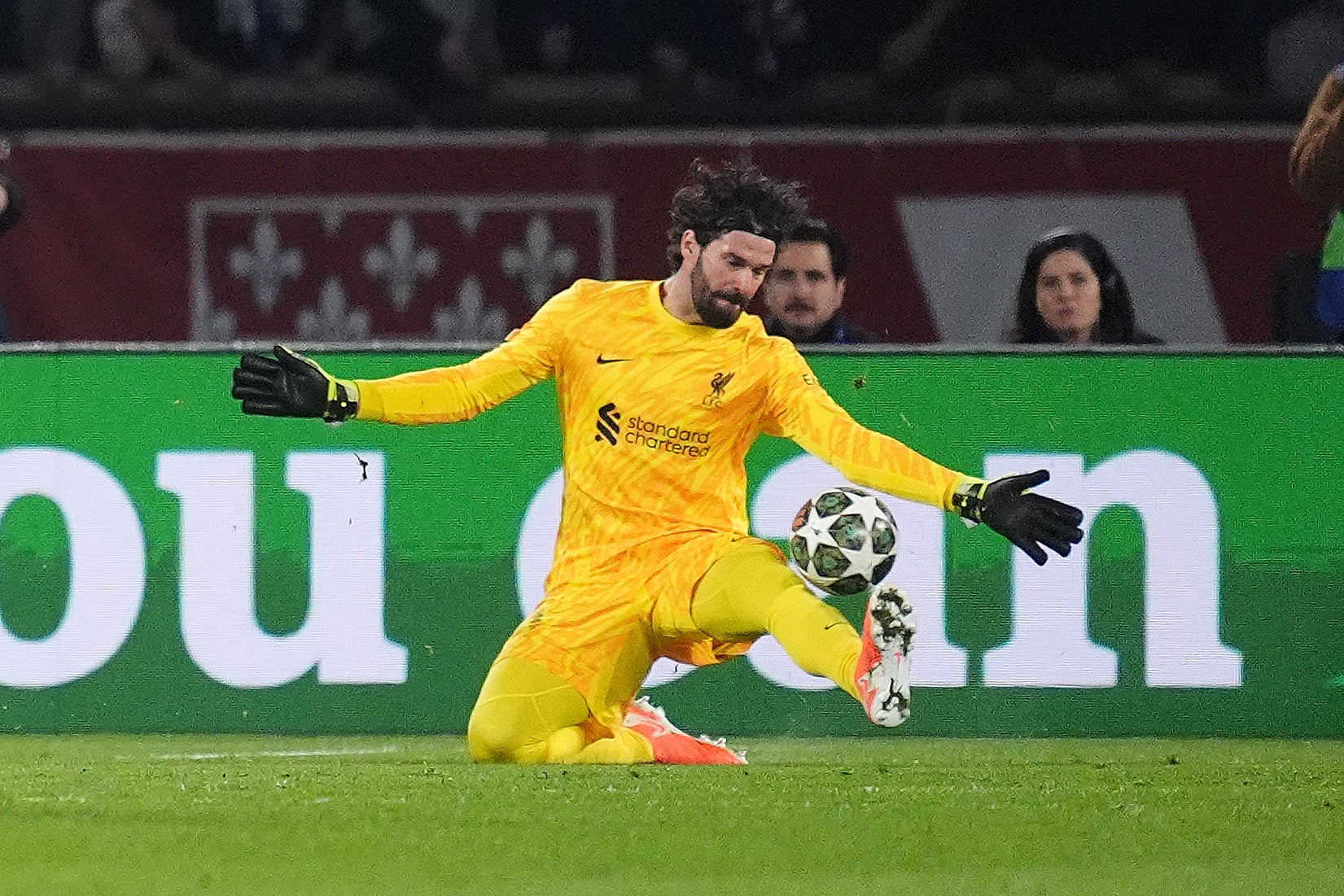 Alisson ferma il tiro di Dembele con la gamba