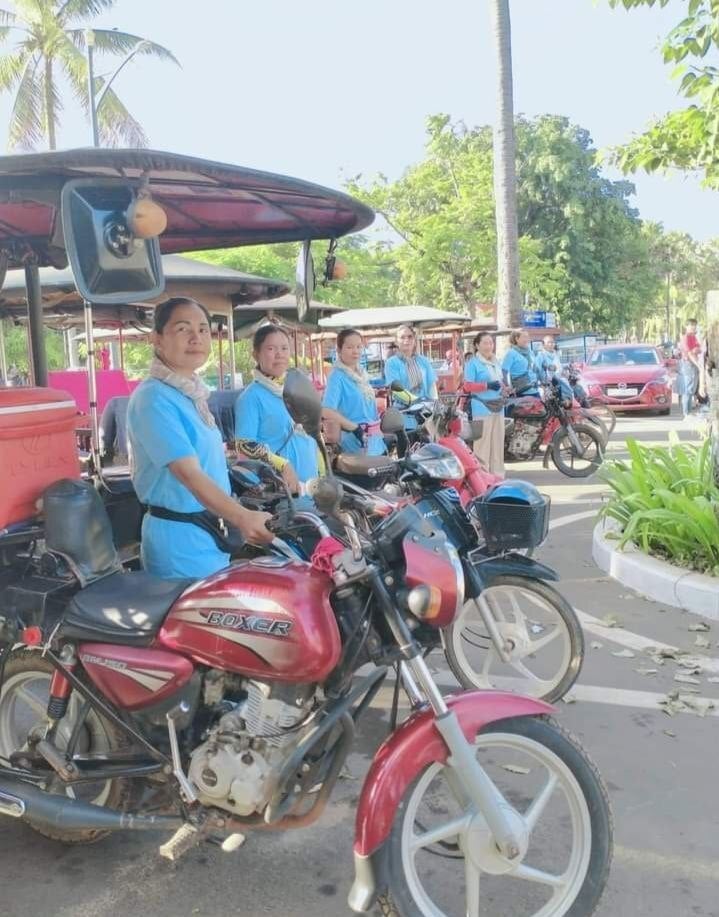 The drivers are easily recognisable thanks to their uniforms of bright blue T-shirts