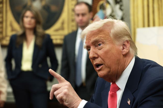 <p>Donald Trump aseguró que Rusia estaba “arrasando” a Ucrania en el campo de batalla y señaló que analizaba aplicar sanciones bancarias a gran escala, restricciones económicas y nuevos aranceles contra Rusia como represalia</p>