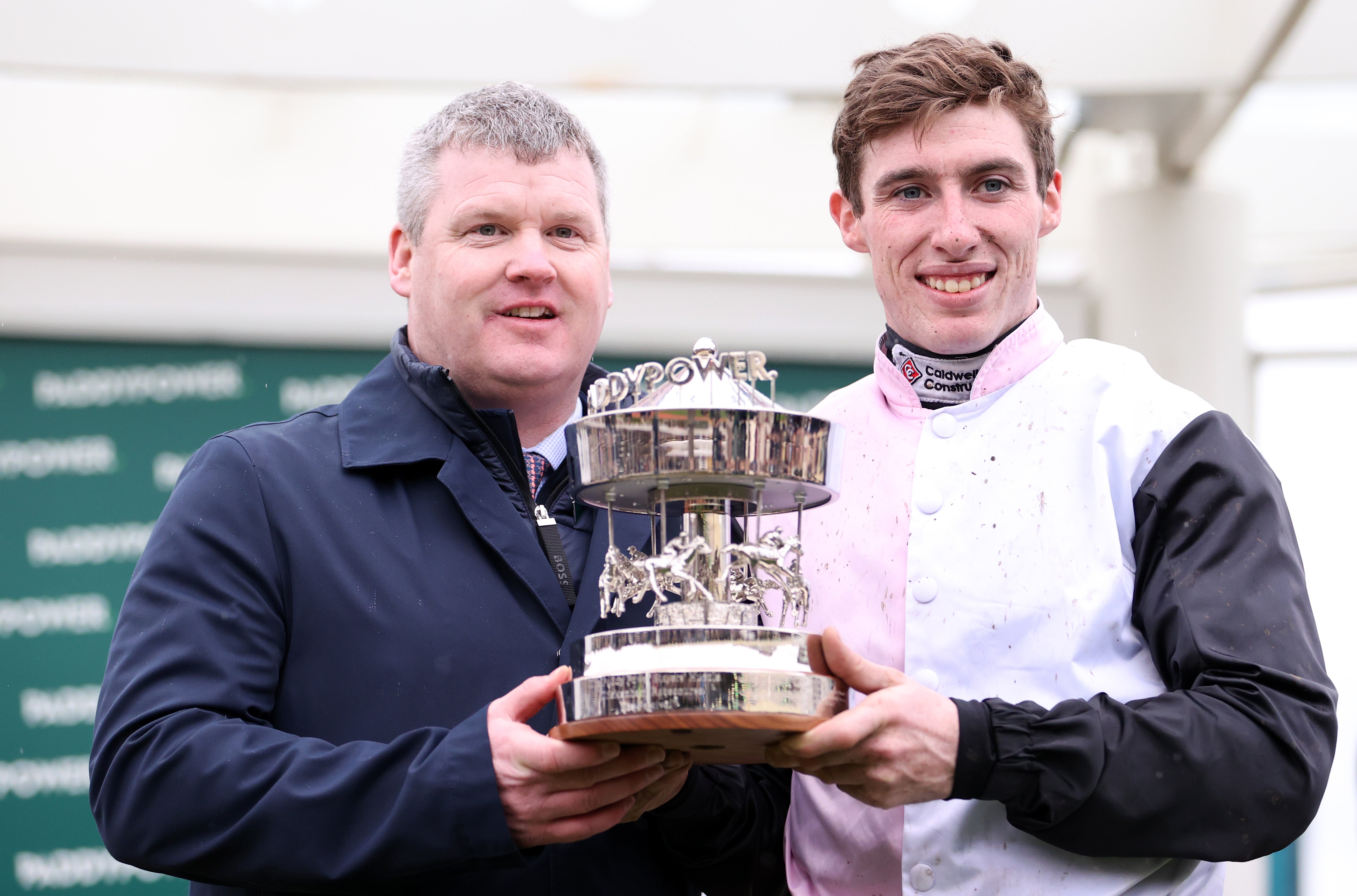 L'allenatore irlandese Gordon Elliott (a sinistra) e il fantino Jack Kennedy posano con il Trofeo di Hurdle Hurdle dopo aver vinto a Cheltenham nel 2024