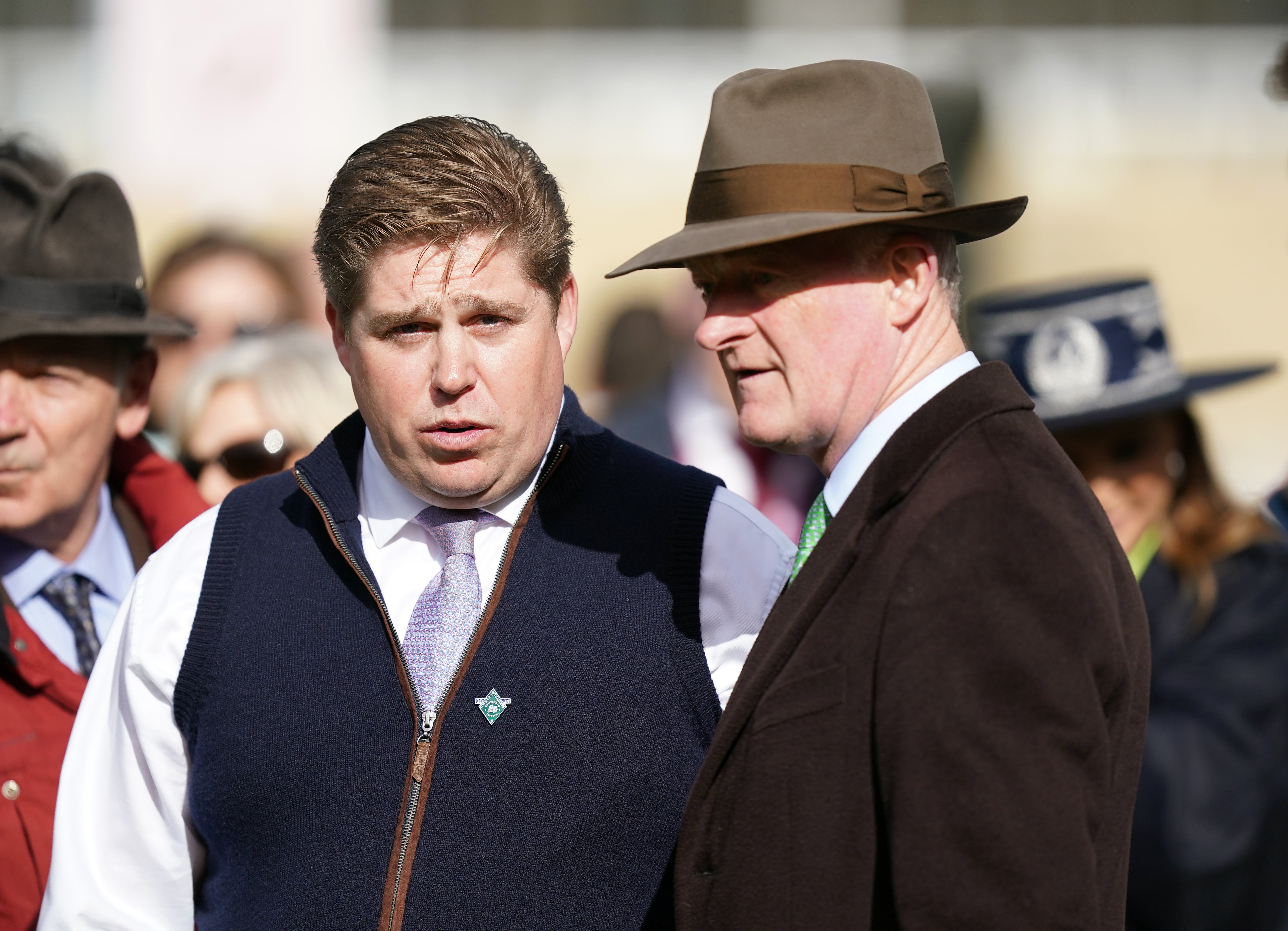 La Gran Bretagna Dan Skelton (a sinistra) e l'Irlanda Willie Mullins (a destra) hanno gareggiato per essere incoronato campione di addestratori di salti britannici