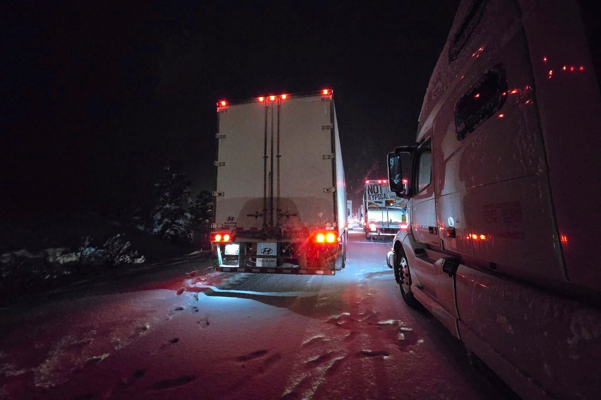 Storm dumps heavy snow on northern Arizona, gridlocking Interstate 40