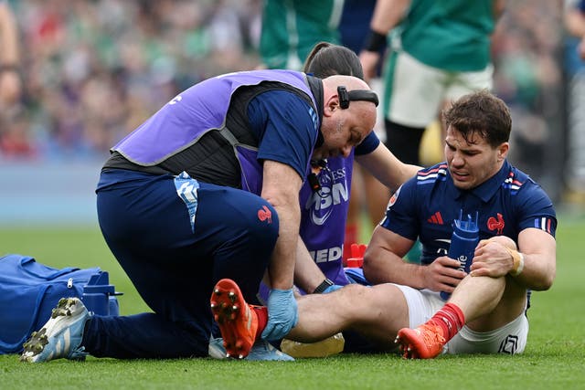 <p>Antoine Dupont suffered what appeared to be a knee injury</p>