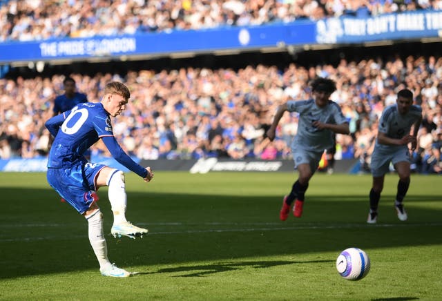 <p>Cole Palmer misses from the spot against Leicester</p>