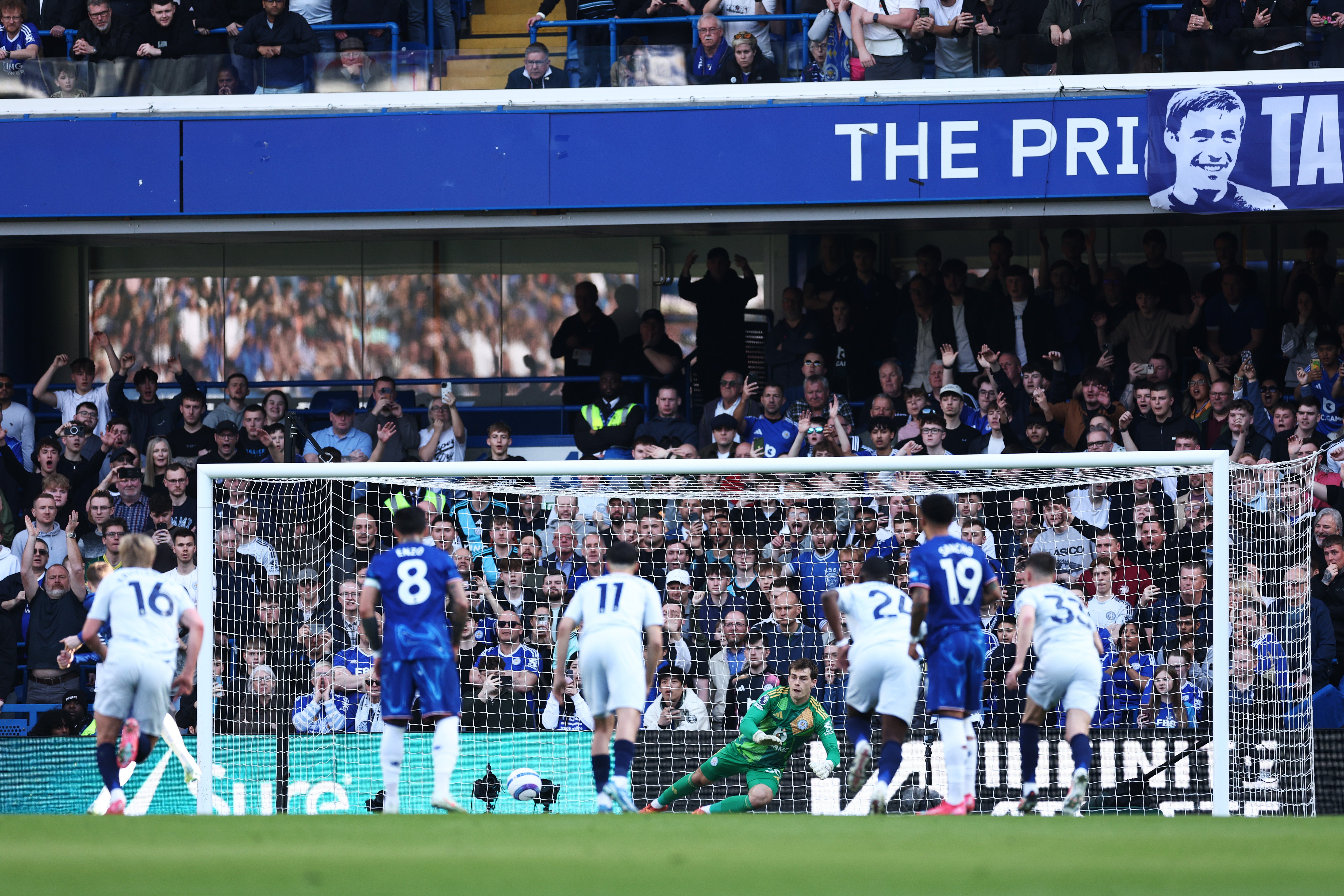 Il calcio di Palmer è salvato dal portiere di Leicester Mads Hermansen