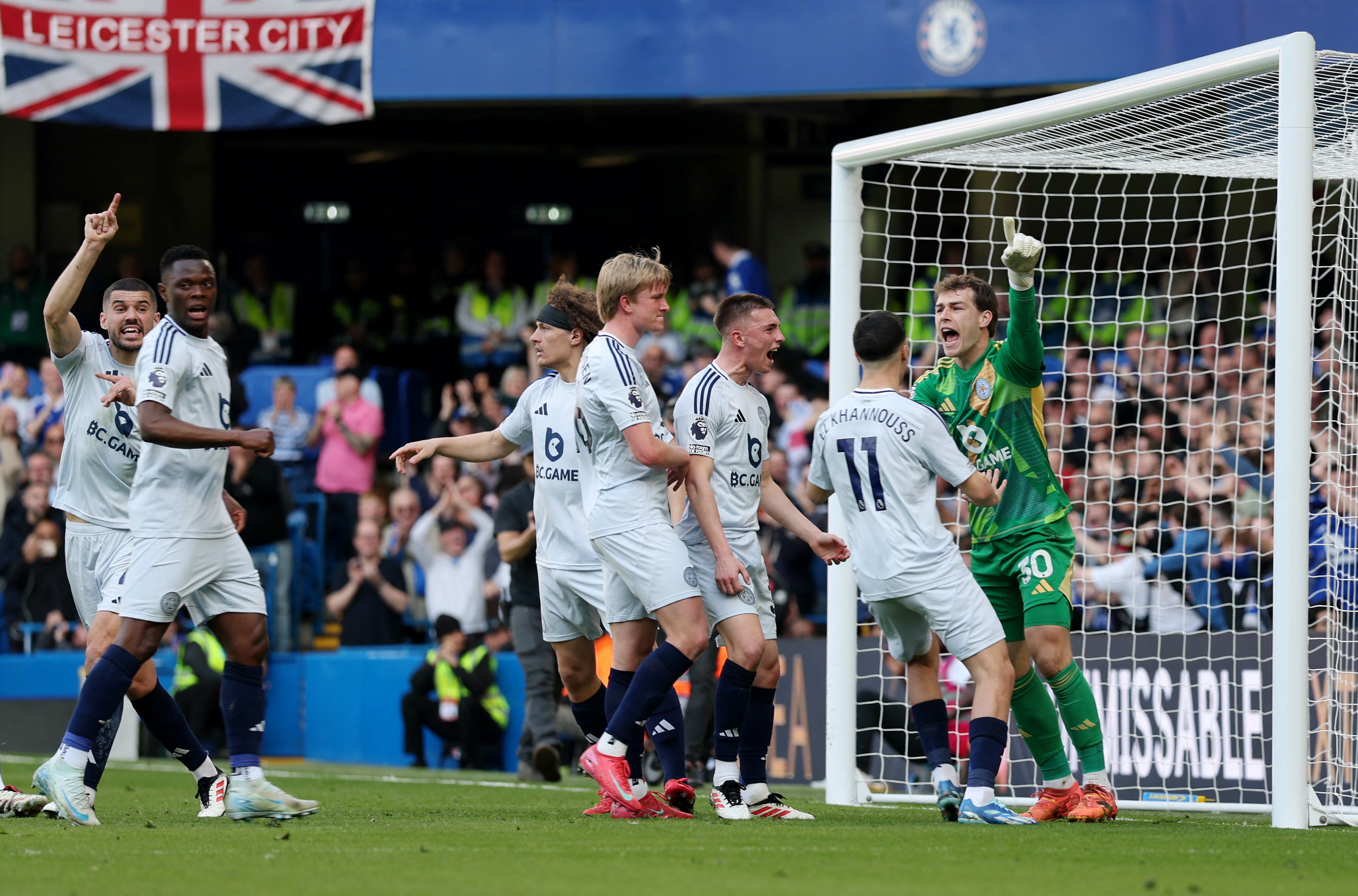 Il portiere si congratula con i suoi compagni di squadra