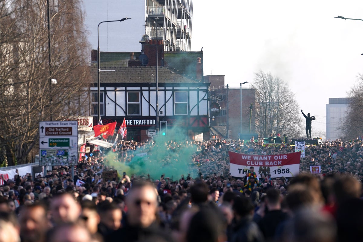 Manchester United fans protest against owners ahead of Arsenal clash