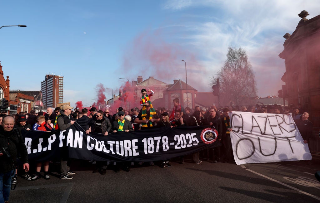 La famiglia di glazzer in comproprietà ha continuato a ispirare le proteste tra i fan dello United anche dopo l'acquisizione di Ratcliffe, con i fan infelici allo stato del club