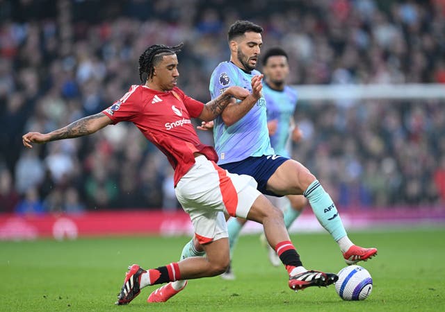 <p>Leny Yoro of Manchester United battles for possession with Mikel Merino of Arsenal during the Premier League match between Manchester United FC and Arsenal FC</p>