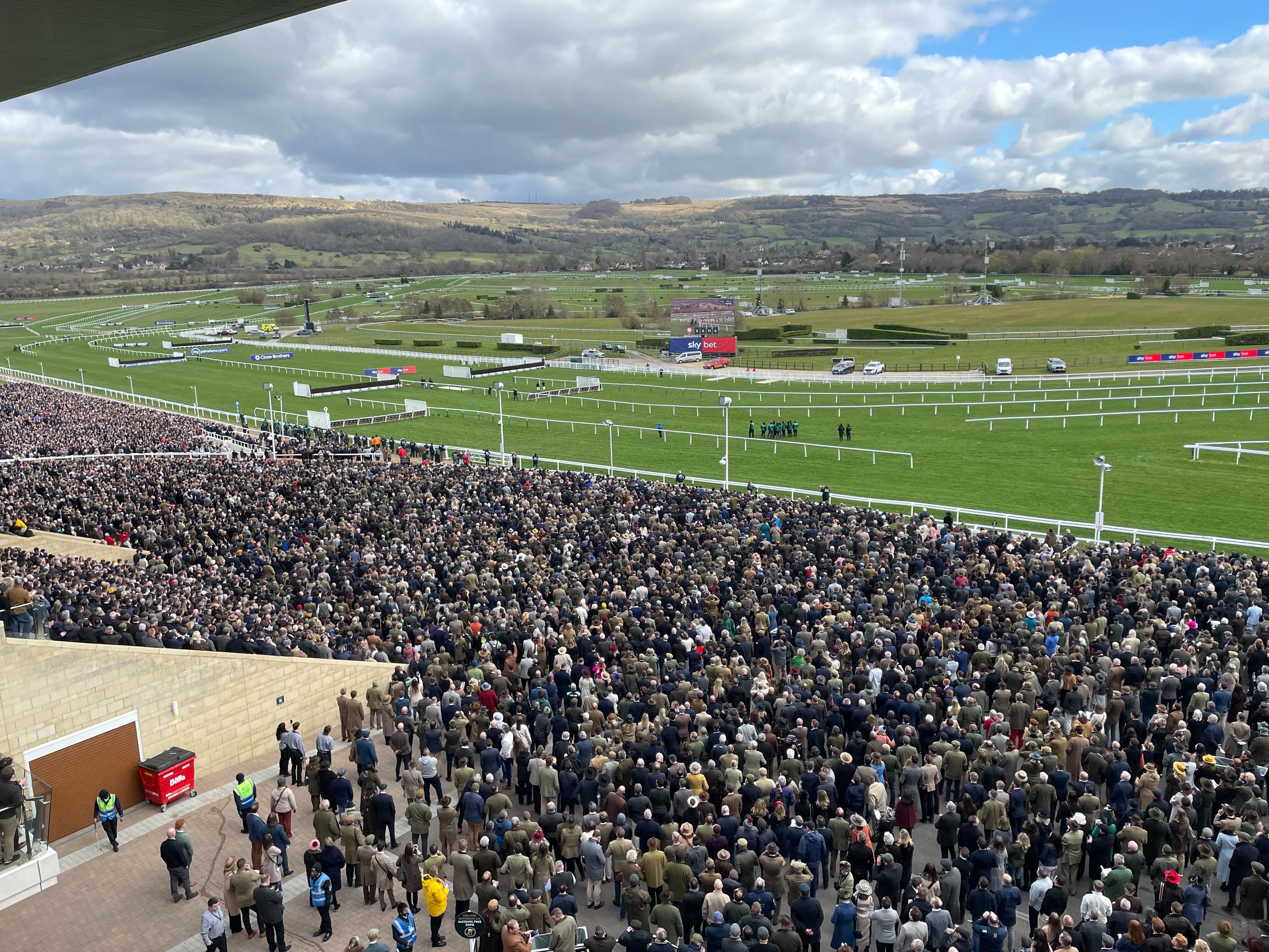 Migliaia di persone si riuniscono per guardare la prima gara sull'apertura di martedì al Cheltenham Festival