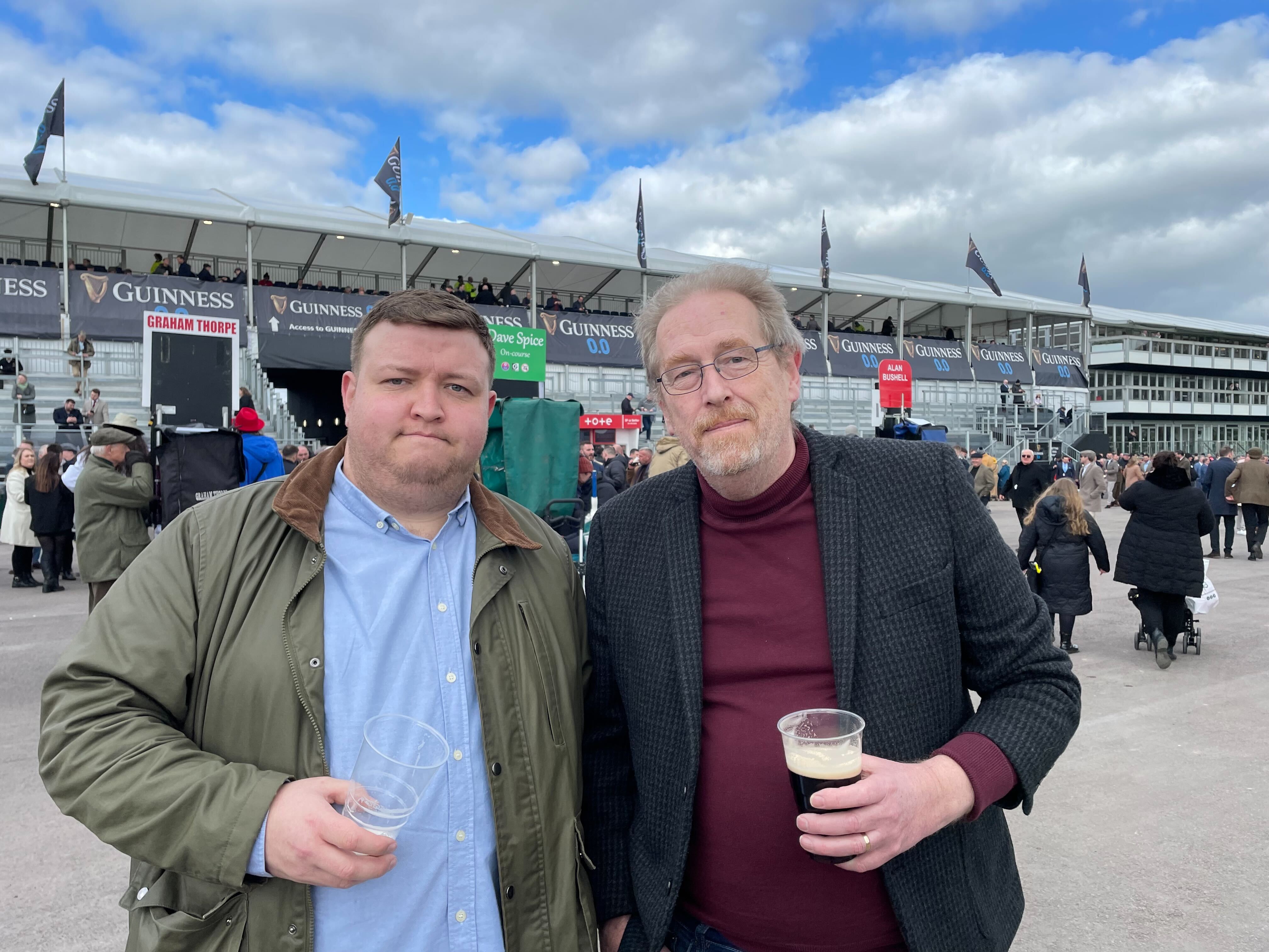 Tom Barnes con suo figlio Josh si gode una birra sull'atrio al Cheltenham Festival il giorno di apertura