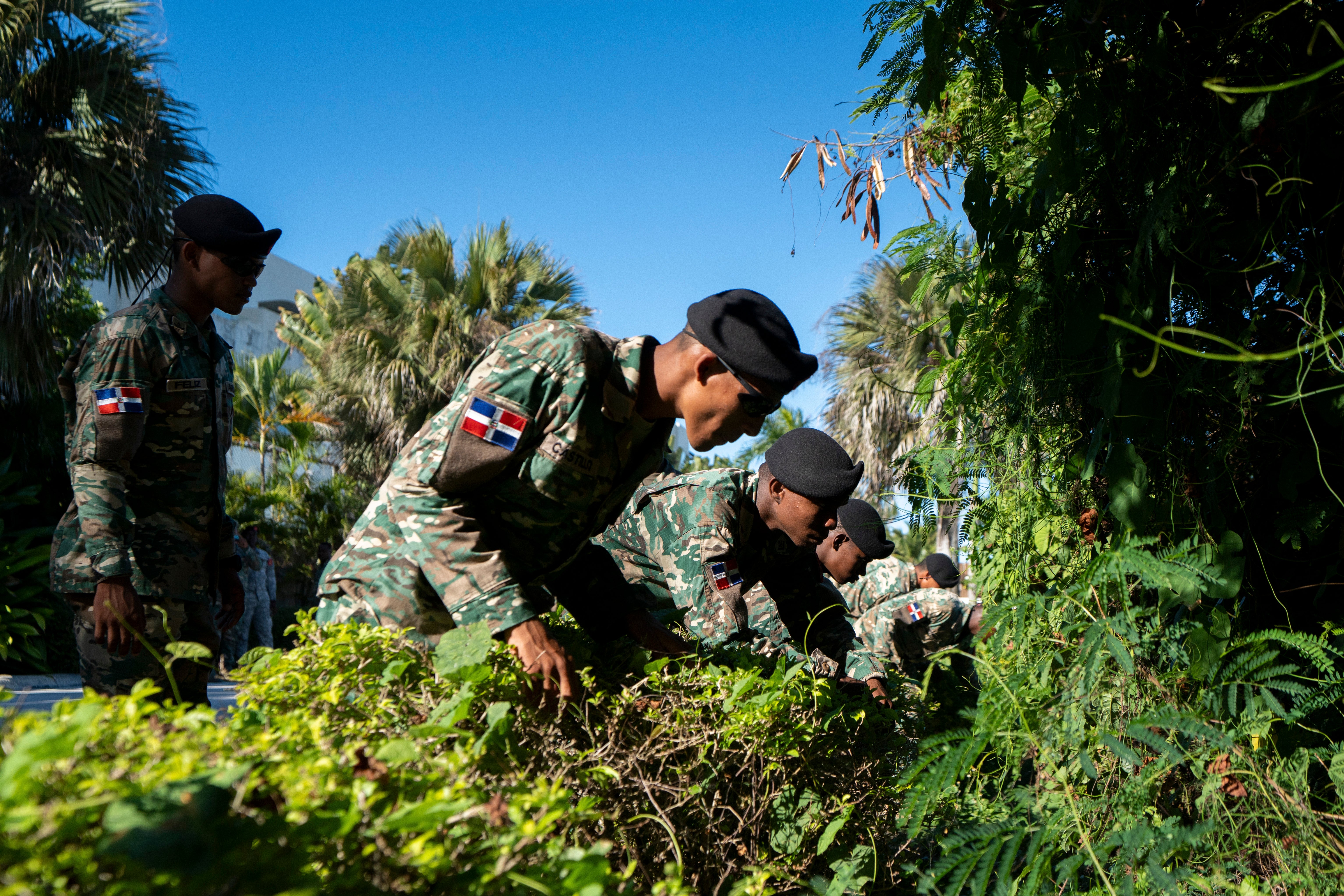 O pessoal militar procurou o estudante universitário que desapareceu em uma praia em Punta Cana. A polícia agora está entrevistando uma pessoa de interesse no caso da pessoa desaparecida