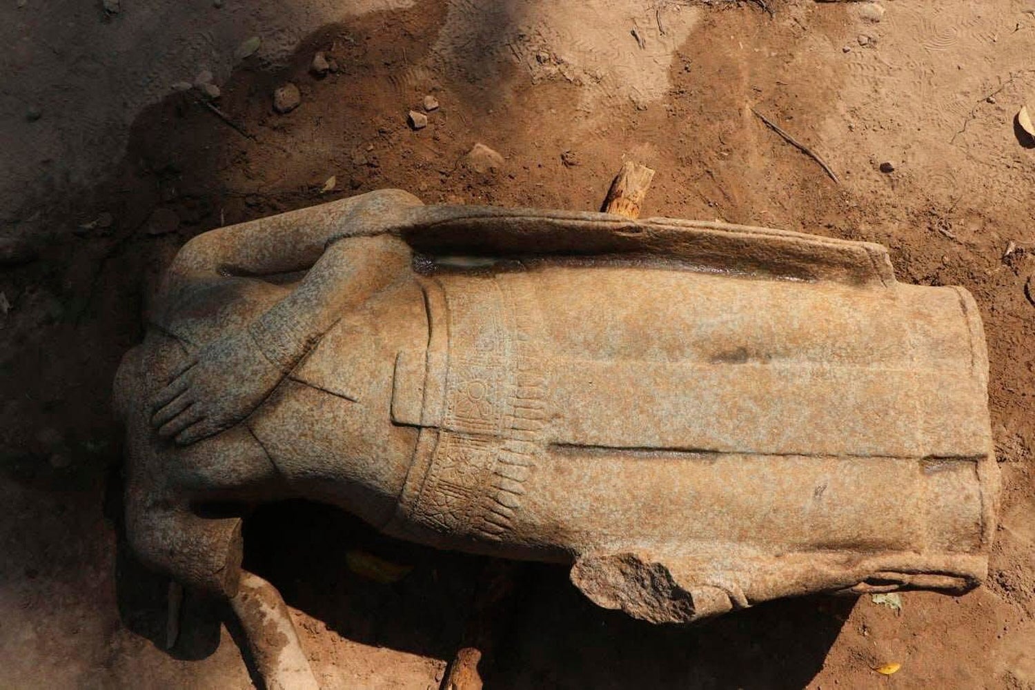 The statue displays carved jewellery with a robe and sash