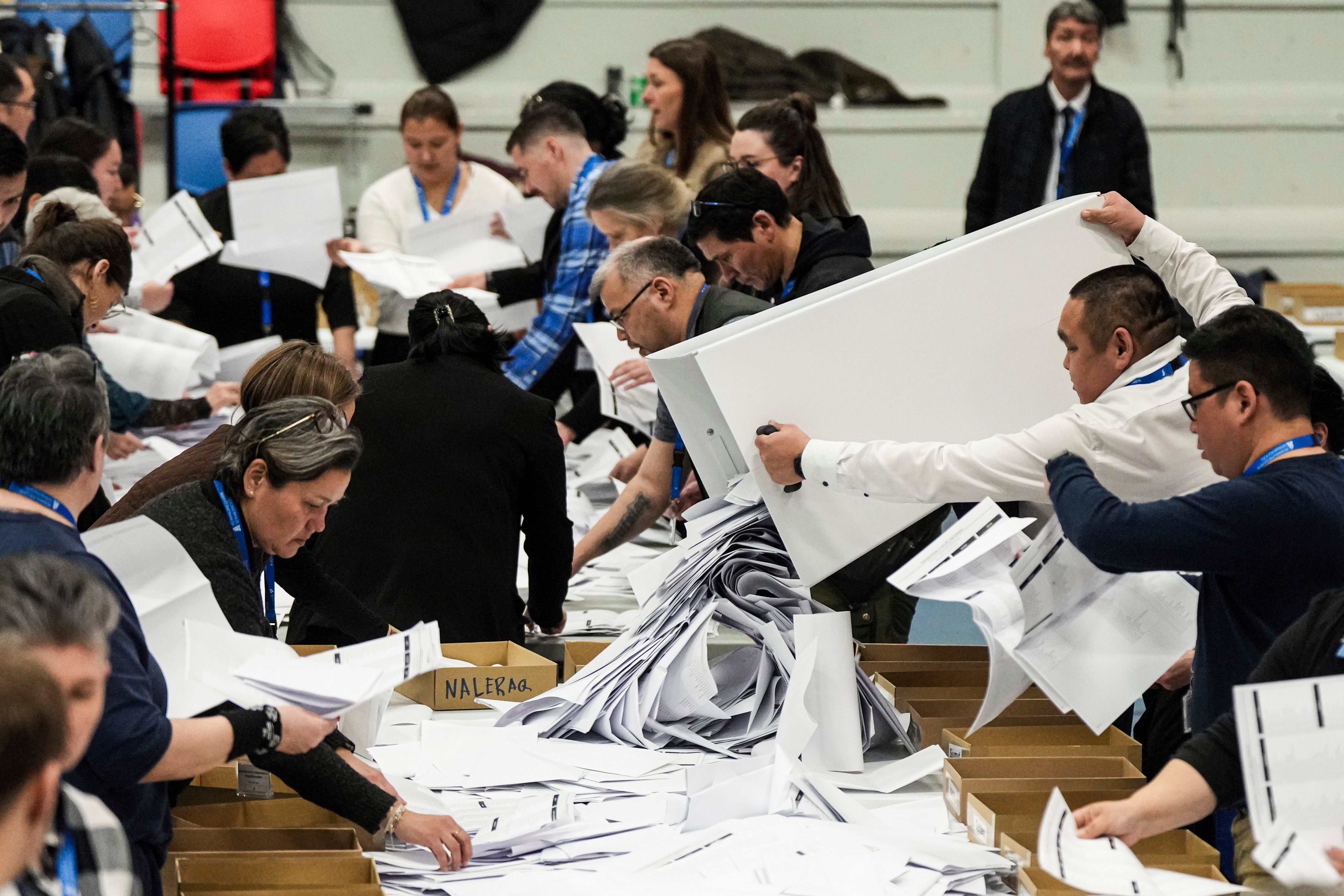 Trabalhadores eleitorais se preparam para contar votos durante as eleições parlamentares em Nuuk, Groenlândia, terça -feira, 11 de março de 2025