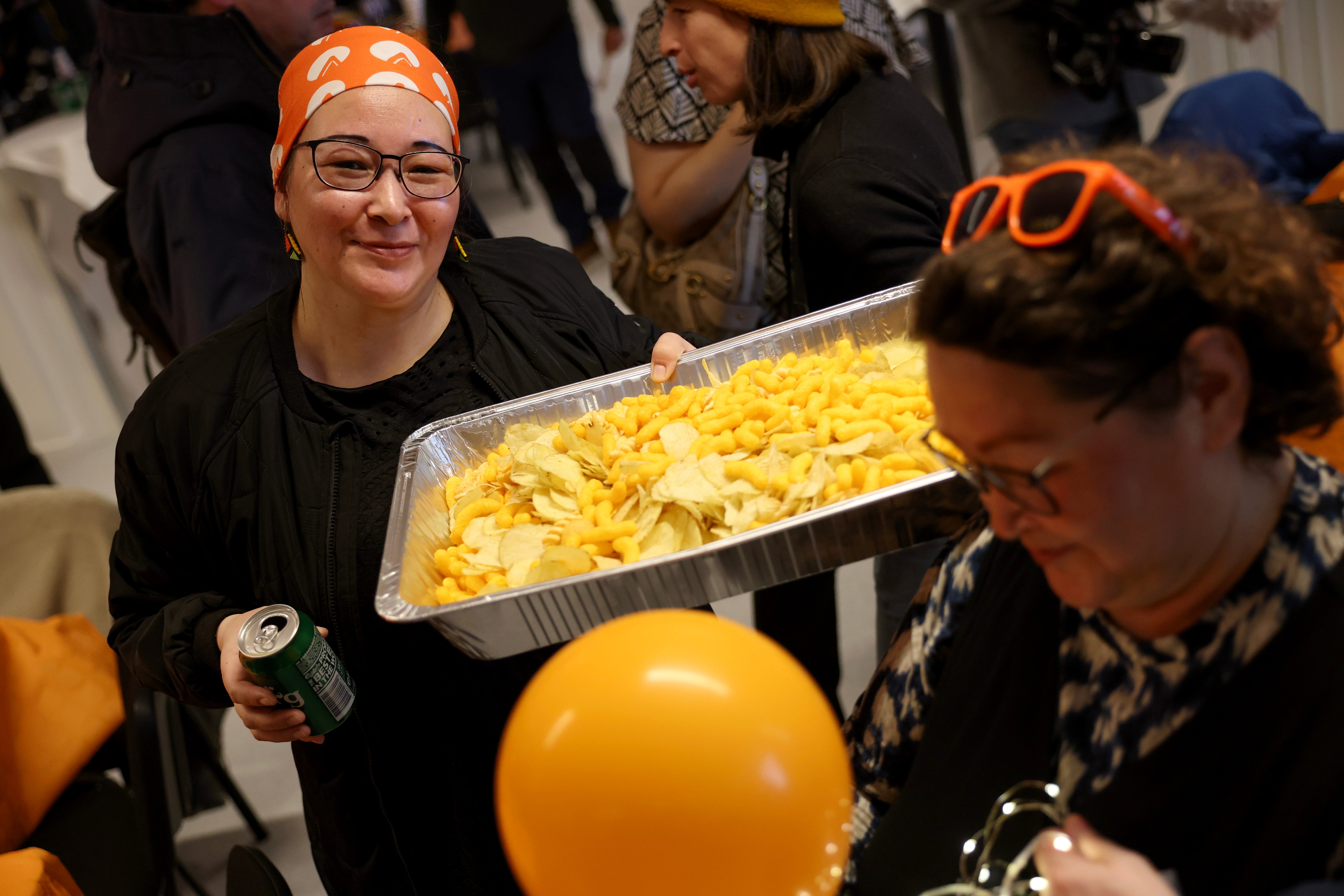 Os apoiadores do partido pró-independência do Naleraq participam de uma festa noturna eleitoral enquanto assistem a contagem de votos em 11 de março de 2025 em Nuuk, Groenlândia