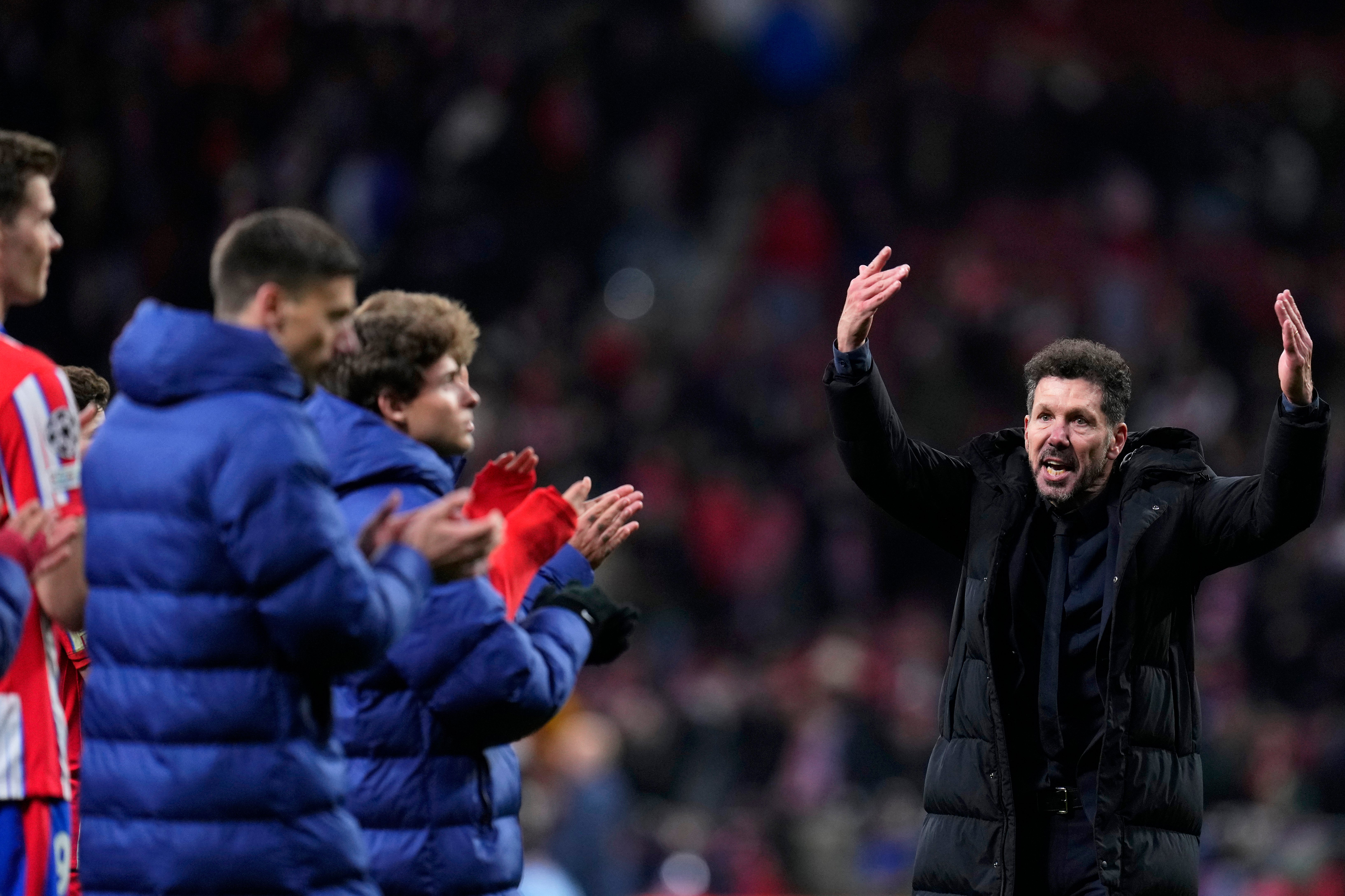 Simeone gesticula para os fãs do Atlético após a derrota