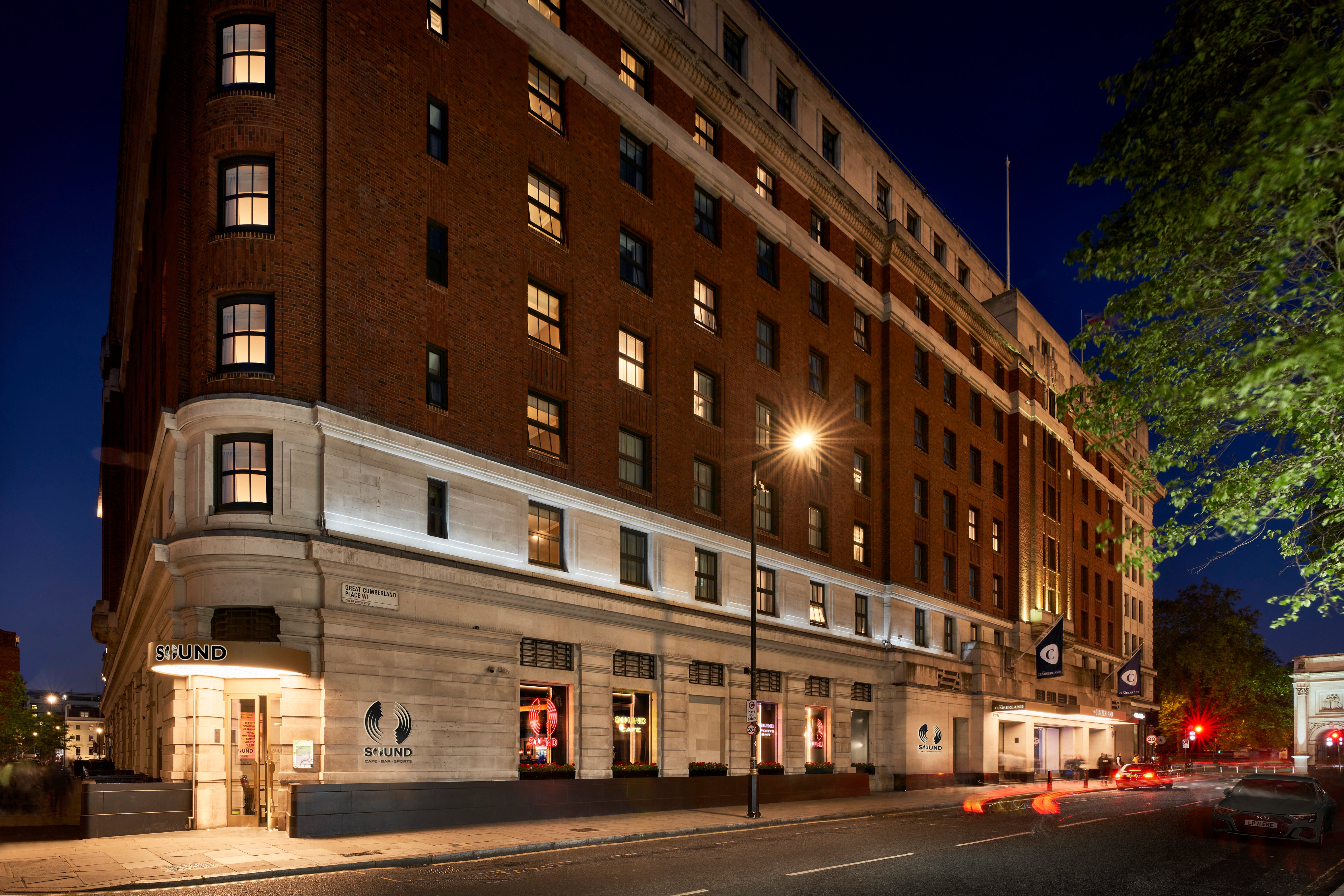 The hotel has a prime location in central London close to some of the city's best shopping, theatres and restaurants