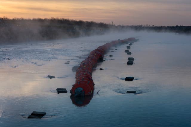 <p>Perspectiva aérea de una barrera flotante ordenada por el gobernador de Texas Greg Abbott que yace sobre el Río Grande el 10 de enero de 2024 en Eagle Pass, Texas</p>