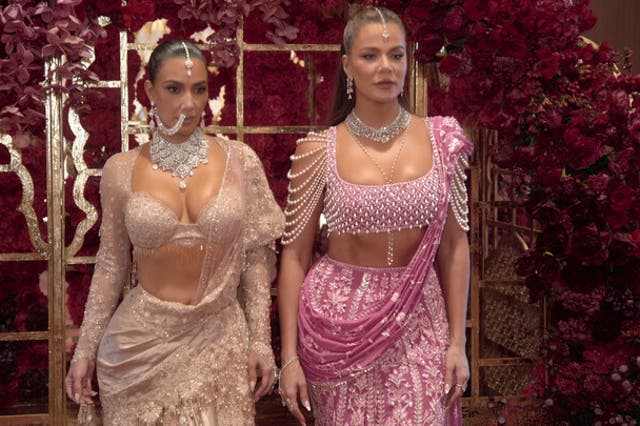 <p>Kim y Khloé Kardashian en la India</p>