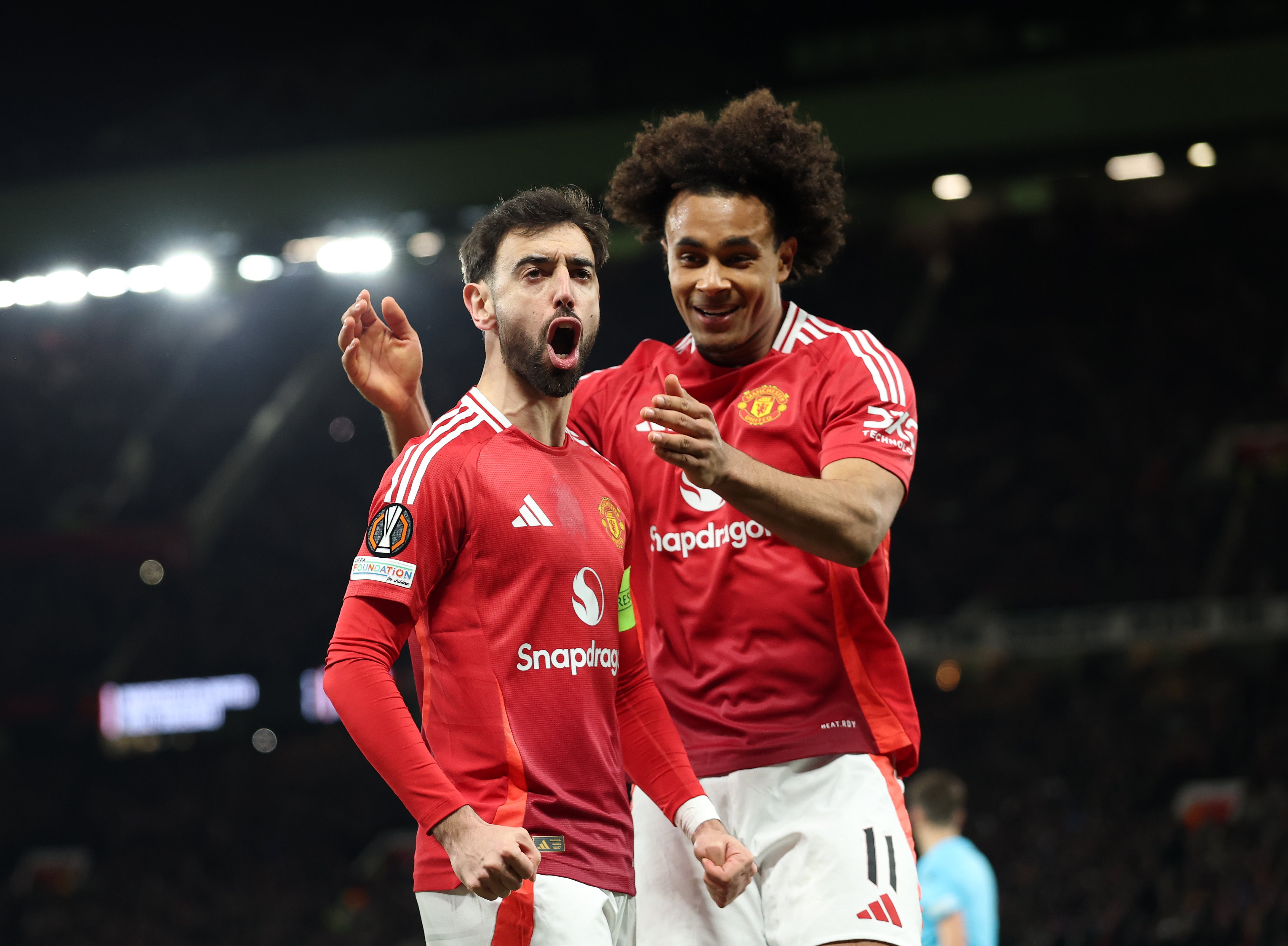 Bruno Fernandes of Manchester United celebrates scoring his team's first goal with teammate Joshua Zirkzee