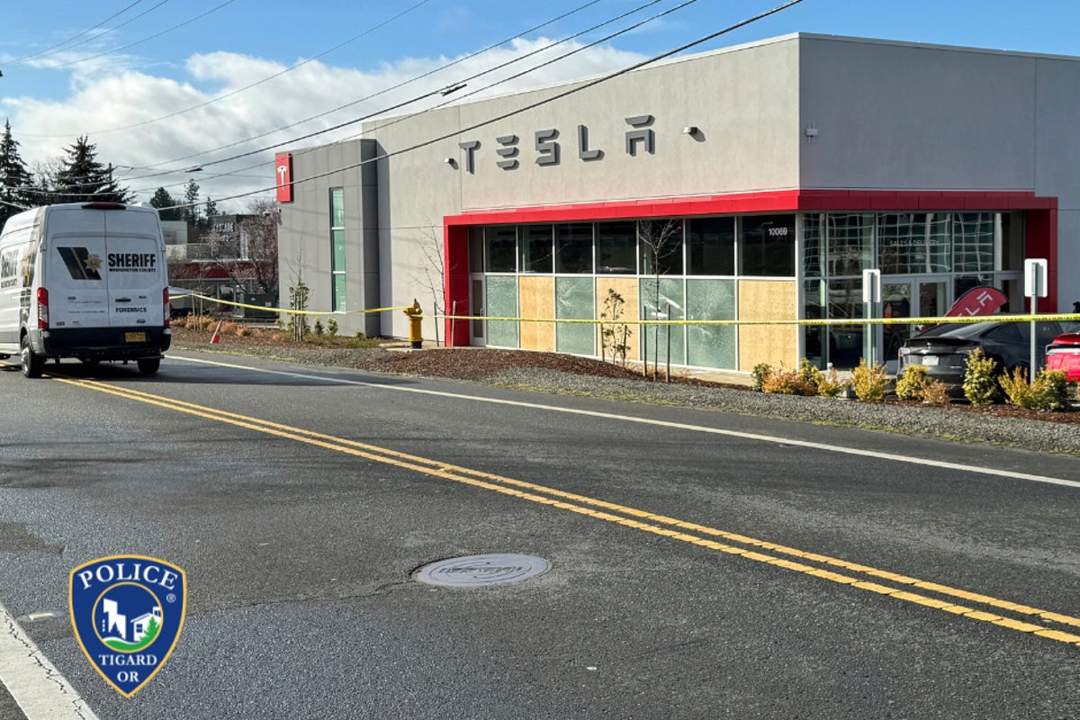 Tesla salonlarına hücumlar artır: Oreqonda növbəti atışma