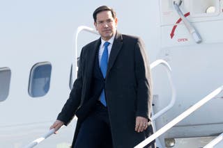 El Secretario de Estado de los Estados Unidos, Marco Rubio, desembarca de un avión militar al llegar a la ciudad de Quebec Jean Lesage Aeropuerto Internacional en Quebec, Canadá