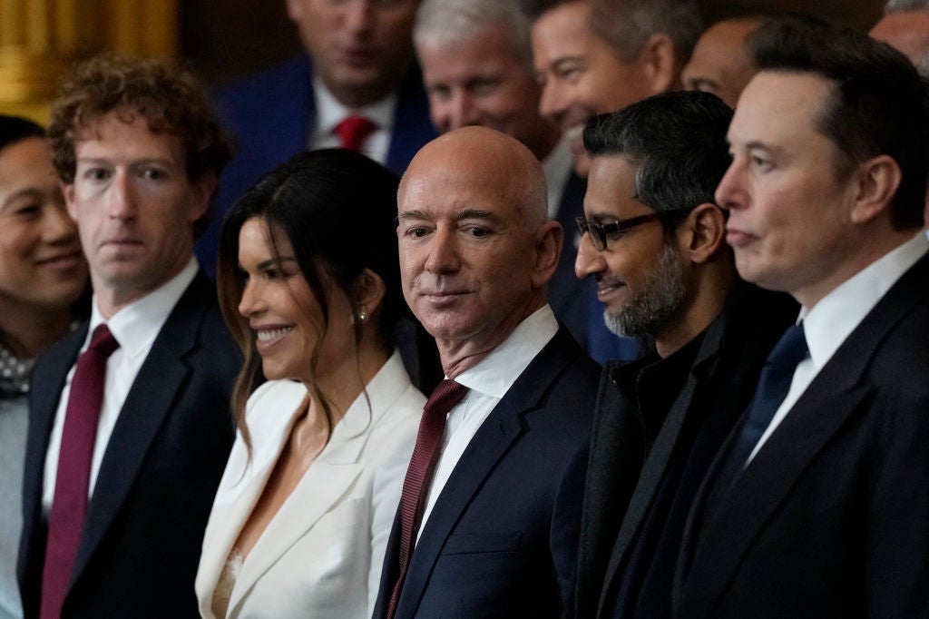 Convidados como Mark Zuckerberg, Jeff Bezos, Sundar Pichai e Elon Musk, chegam antes da inauguração presidencial de Donald Trump no início deste ano