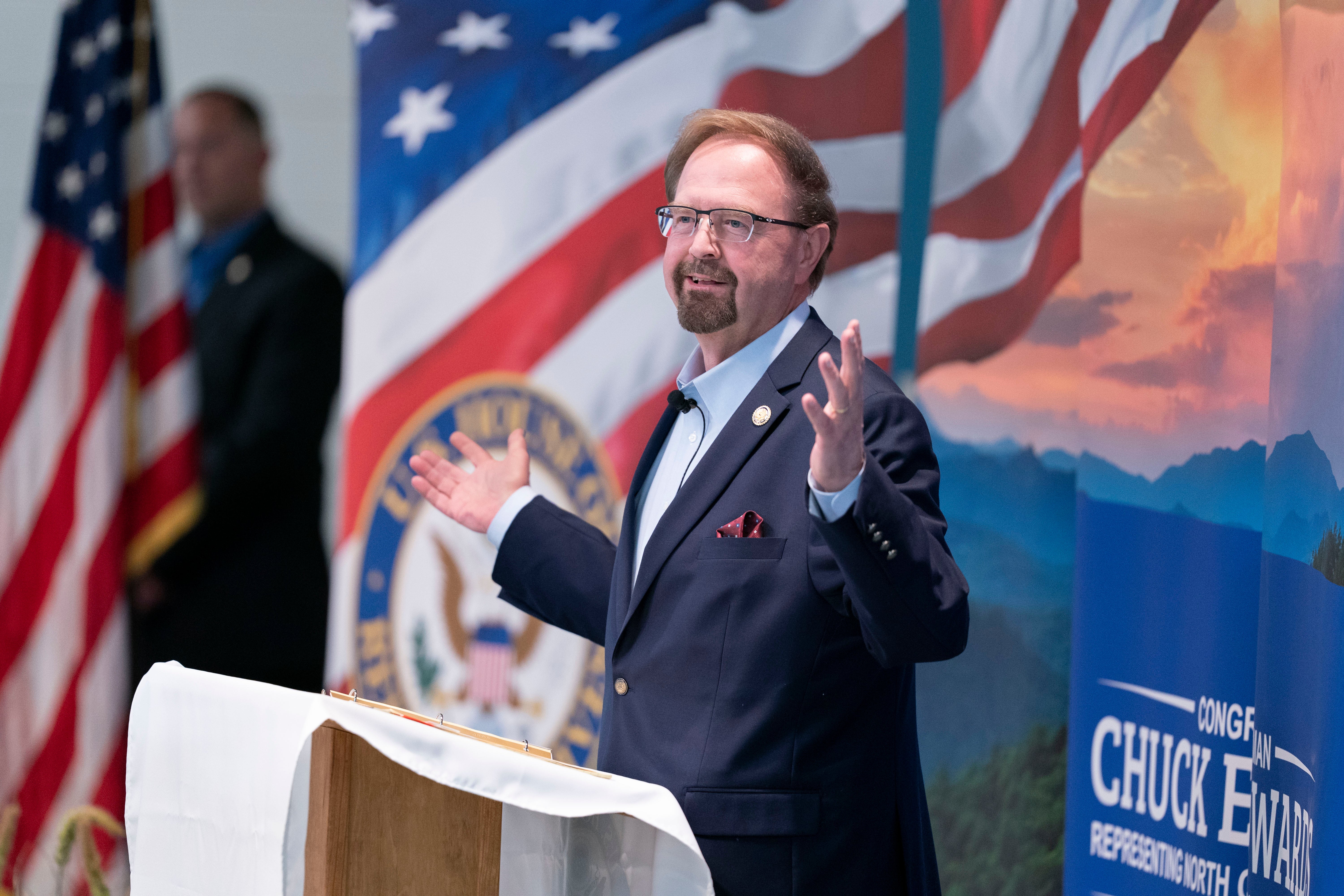 O deputado Chuck Edwards fala com uma multidão durante uma reunião da prefeitura do Congresso em 13 de março de 2025 em Asheville, Carolina do Norte, onde foi incentivado