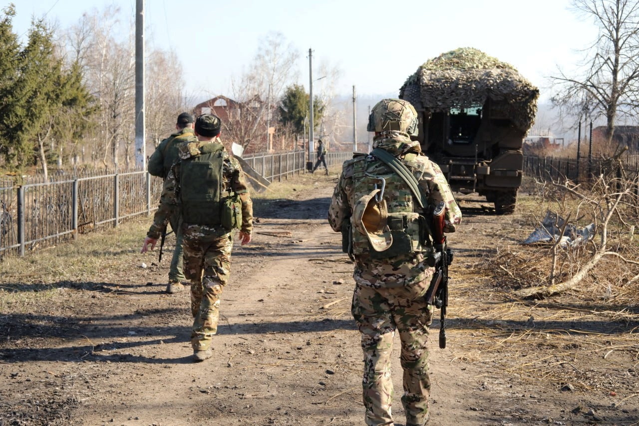 Russian service members walk along a street in a part of the Koursk region, recently reconsidered by the armed forces of Russia