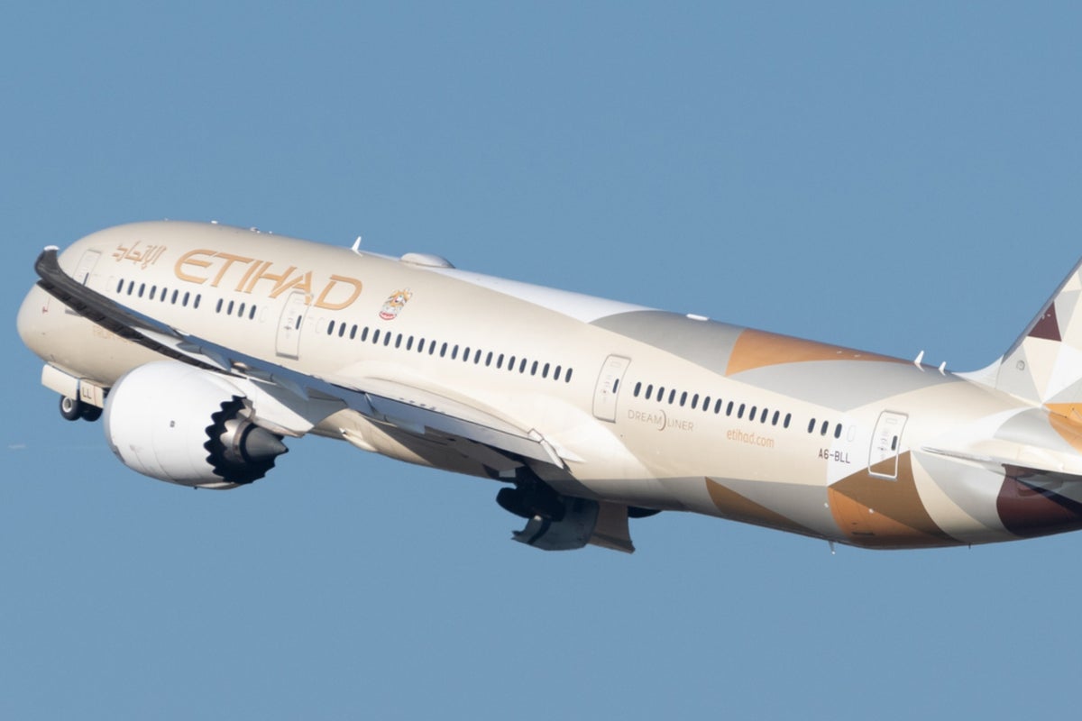 Etihad Airways sərnişini uçuş zamanı zəhərləndi – təyyarədə dəhşətli anlar!