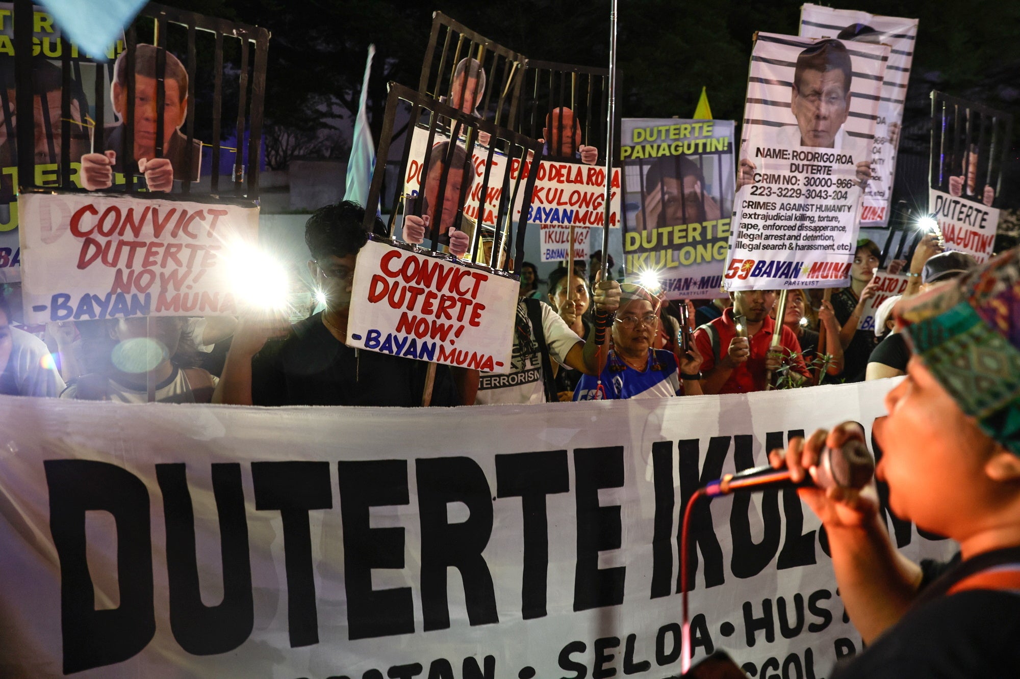 Protesters in Manila ask for the conviction of Duttere