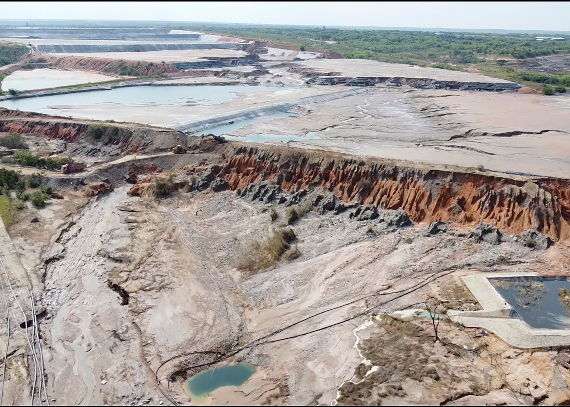 The pull -out dam broke and poured millions of liters of acid waste into the river